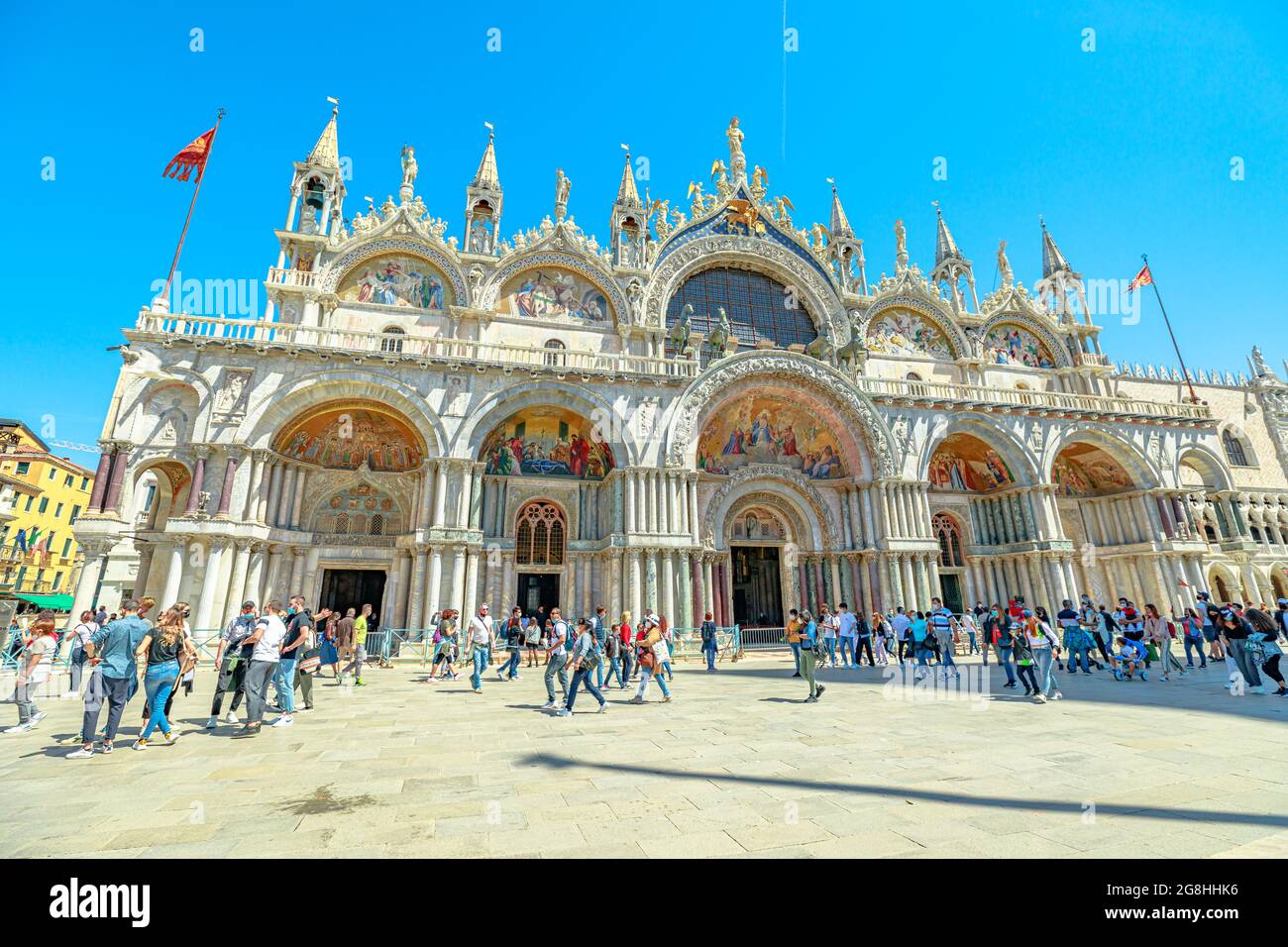 Venezia, Italia - 9 maggio 2021: Panorama della Basilica di San Marco a Venezia. La chiesa principale si trova in Piazza San Marco, popolare punto di riferimento della città di Venezia in Foto Stock