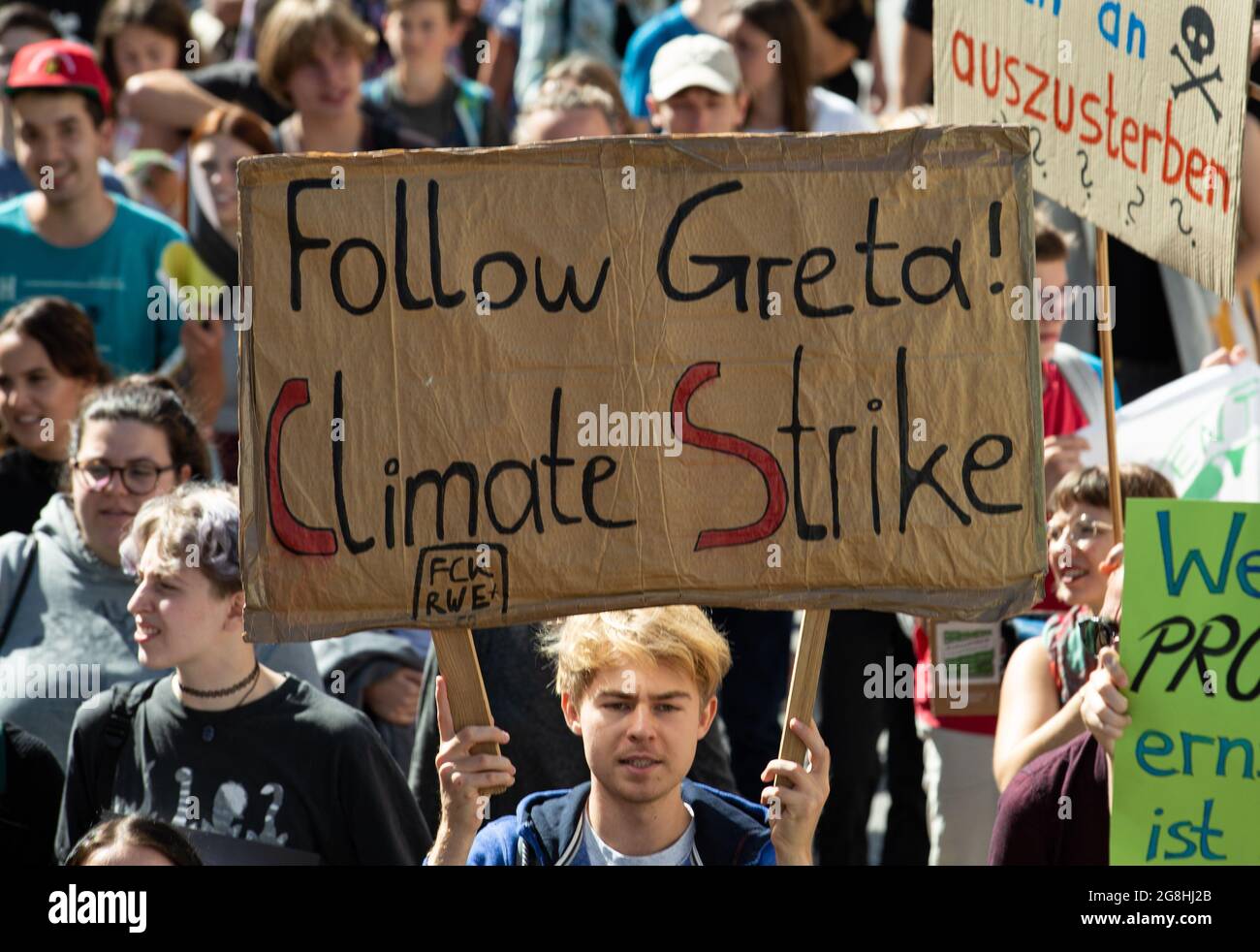Aktivist ruft dazu auf, Greta Thunberg in ihrem Aktivismus zu folgen. Am 13. Settembre 2019 haben einige Hundert junge Menschen für eine bessere Klimapolitik demonstriert. Sie riefen auch zum globalen Klimastreik in einer Woche auf. (Foto di Alexander Pohl/Sipa USA) Credit: Sipa USA/Alamy Live News Foto Stock