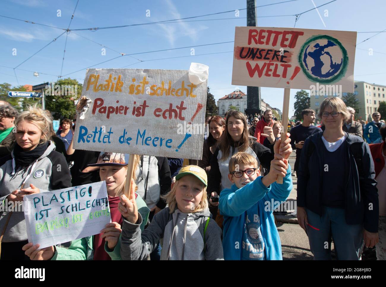 Monaco, Germania. 20 Settembre 2019. Bambini contro il cambiamento climatico e la plastica. Su 20. Settembre 2019 dieci migliaia di attivisti hanno protestato per una migliore politica climatica a Monaco. In più di 3300 città in tutto il mondo ci sono oggi scioperi climatici. (Foto di Alexander Pohl/Sipa USA) Credit: Sipa USA/Alamy Live News Foto Stock