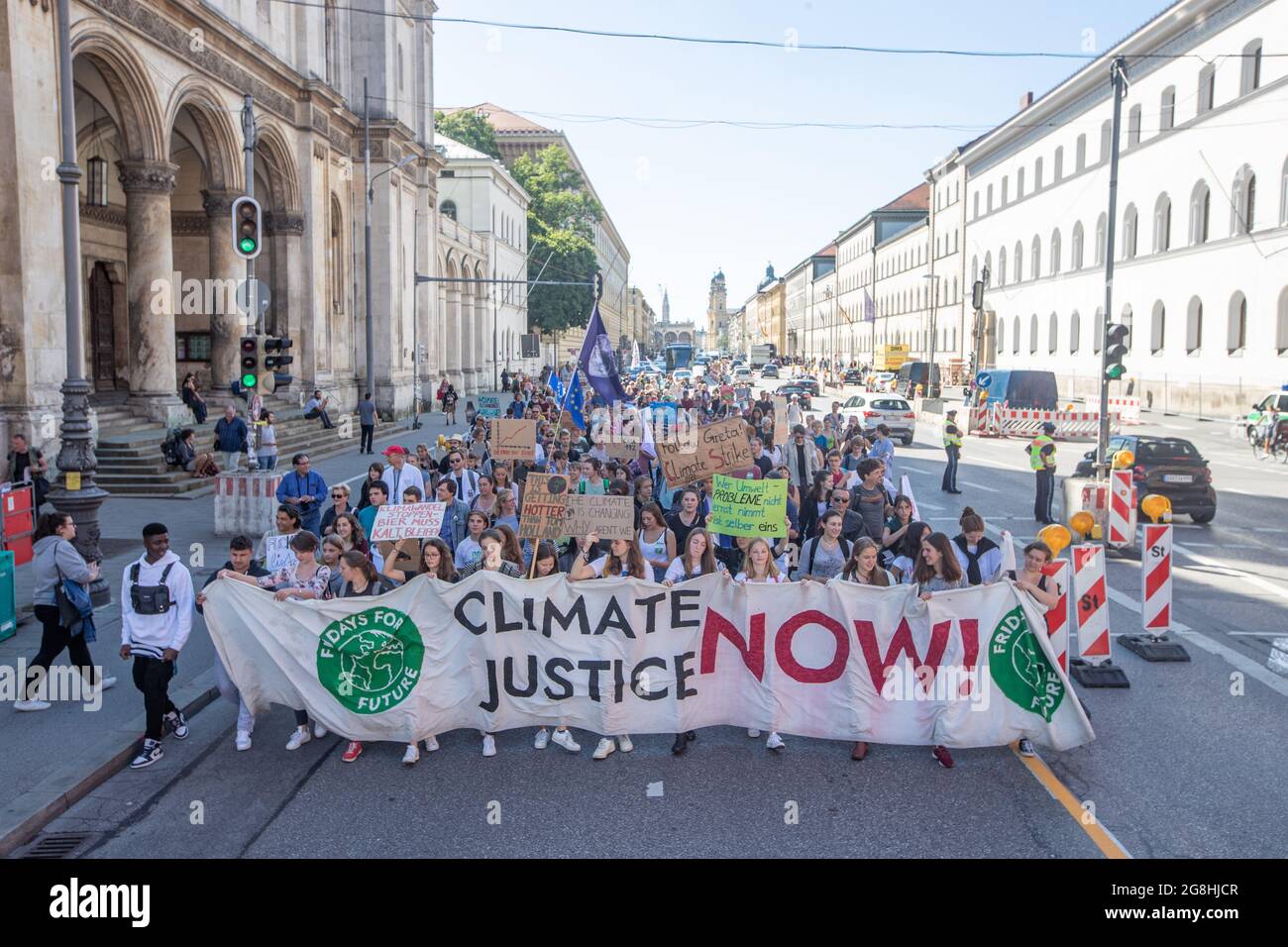 Am 13. Settembre 2019 haben einige Hundert junge Menschen für eine bessere Klimapolitik demonstriert. Sie riefen auch zum globalen Klimastreik in einer Woche auf. (Foto di Alexander Pohl/Sipa USA) Credit: Sipa USA/Alamy Live News Foto Stock