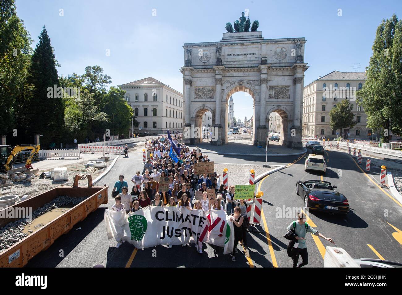 Demo zieht am Siegestor vorbei. Am 13. Settembre 2019 haben einige Hundert junge Menschen für eine bessere Klimapolitik demonstriert. Sie riefen auch zum globalen Klimastreik in einer Woche auf. (Foto di Alexander Pohl/Sipa USA) Credit: Sipa USA/Alamy Live News Foto Stock