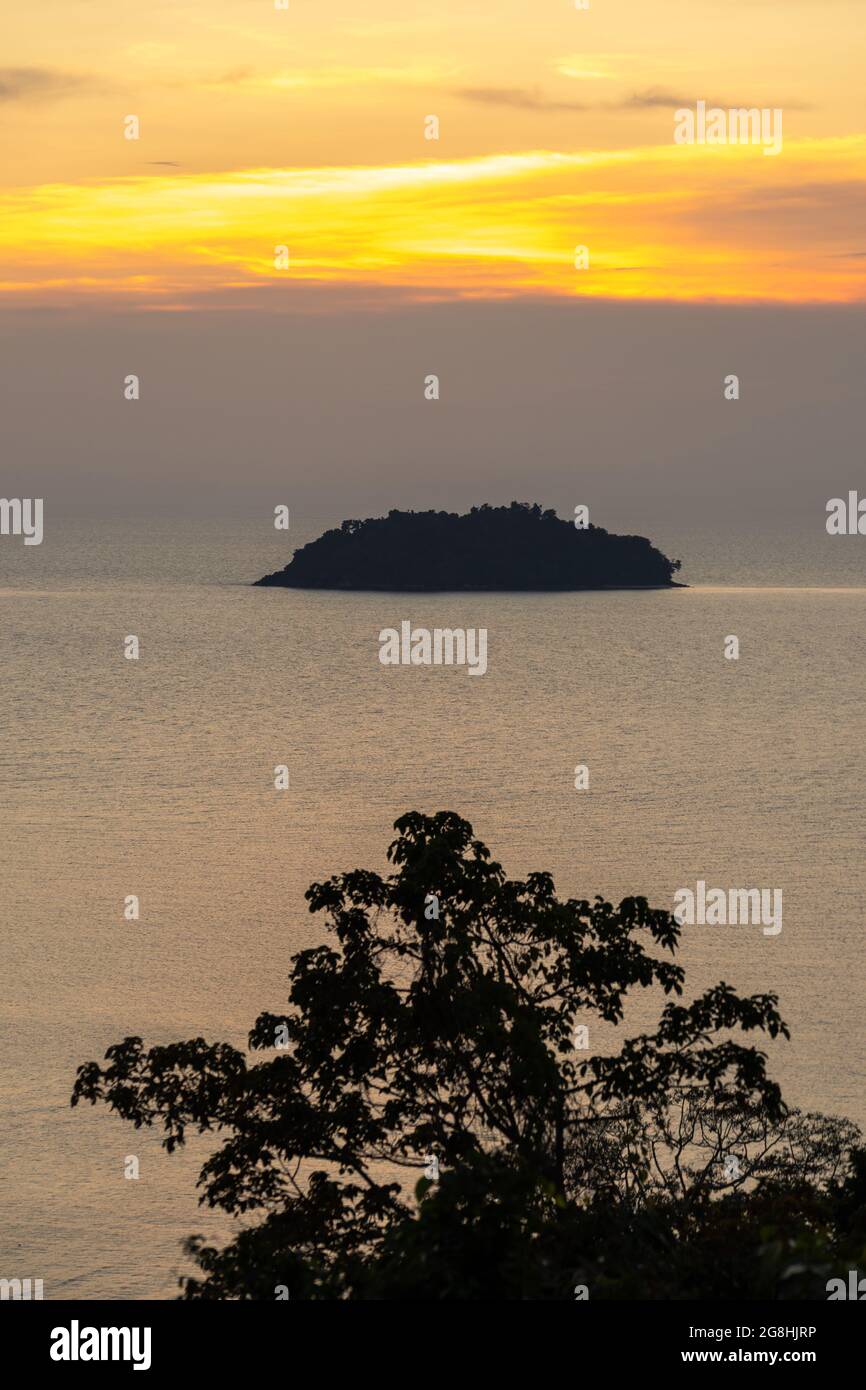 Bella vista mare tramonto mare isola mare mare a Trad provincia orientale della Thailandia, mare di Thailandia paesaggio Foto Stock