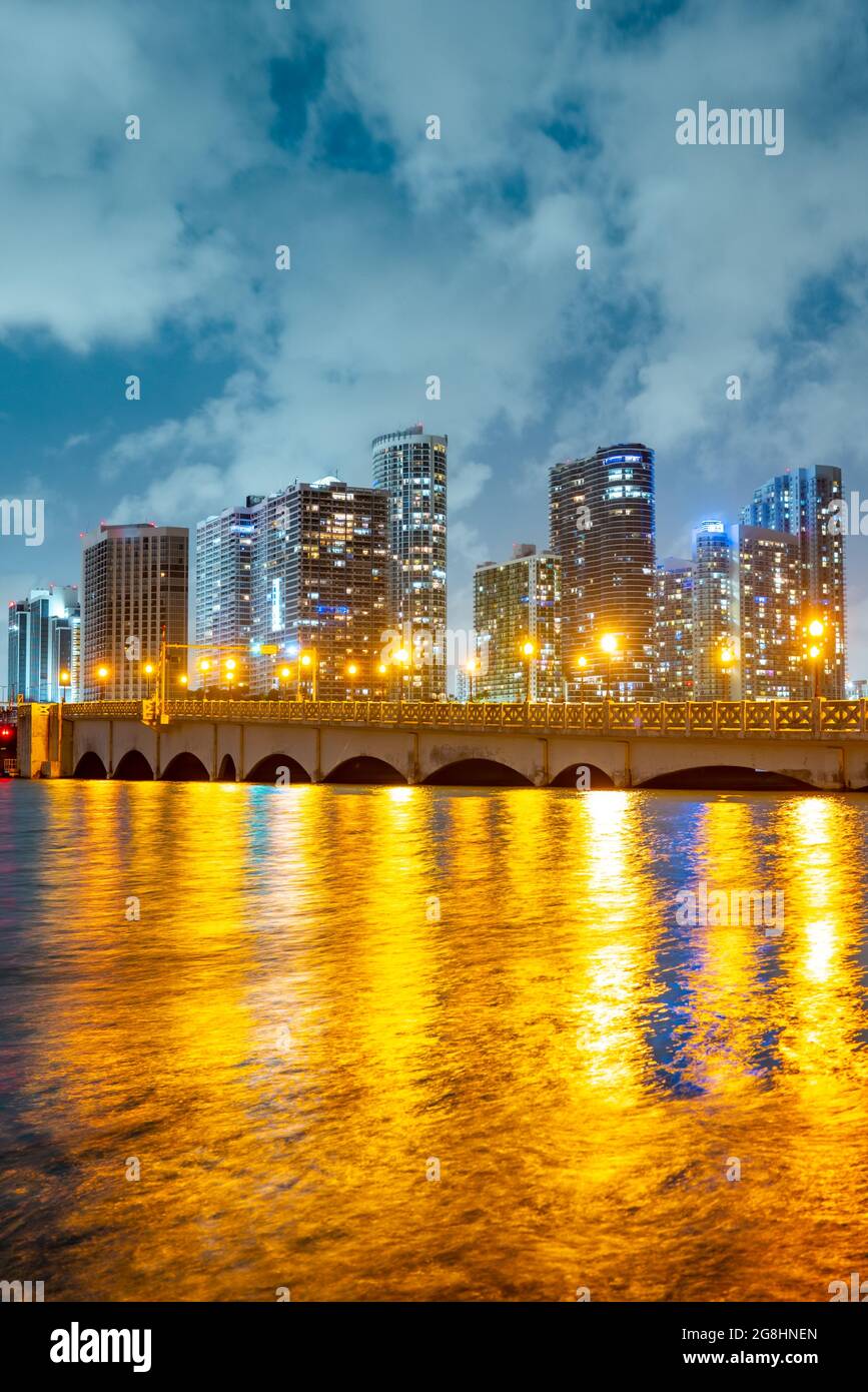 Miami al tramonto. Miami Florida, il colorato skyline della strada rialzata di Macarthur Foto Stock