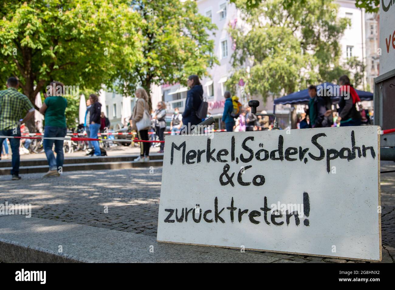 Swild: 'merkel, Söder, Spahn & Co. zurücktreten! ' bei einer Protestaktion von hauptsächlich linken Gruppen gegen die Corona Maßnahmen und den möglichen Folgen für die Gesellschaft an der Münchner Freiheit am 16. Maggio 2020 a München. (Foto di Alexander Pohl/Sipa USA) Credit: Sipa USA/Alamy Live News Foto Stock