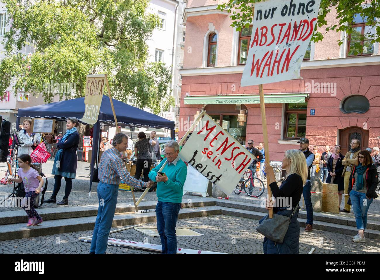 Aktivisten mit Schilldern ' nur ohne Abstandswahn ' bei einer Protestaktion von hauptsächlich linken Gruppen gegen die Corona Maßnahmen und den möglichen Folgen für die Gesellschaft an der Münchner Freiheit am 16. Maggio 2020 a München. (Foto di Alexander Pohl/Sipa USA) Credit: Sipa USA/Alamy Live News Foto Stock