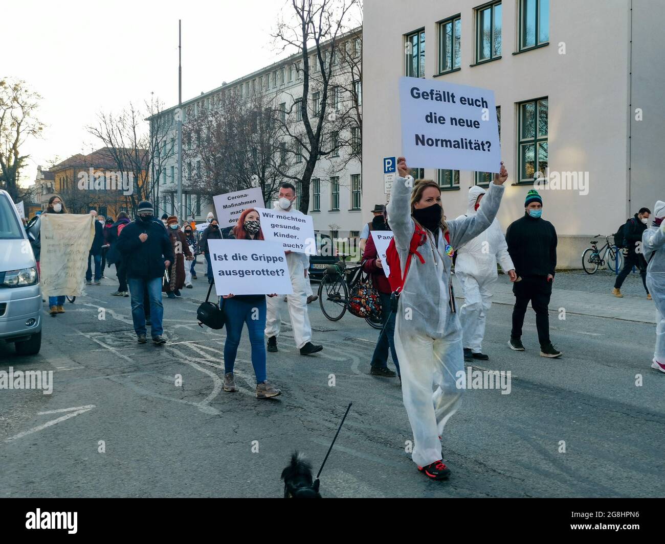 140 Menschen versammelten sich am 21.2.2021 in München, um gegen sämtliche Corona Maßnahmen zu demonstrieren. Offizielles motto der Demo war ein protestation gegen den Europäischen Stabilitätsmechacnismus. - 140 persone si sono unite a una manifestazione a Monaco, Germania, il 21 febbraio 2021, per protestare contro tutte le misure di accompagnamento. Il motto ufficiale era di protestare contro il meccanismo europeo di stabilità. (Foto di Alexander Pohl/Sipa USA) Credit: Sipa USA/Alamy Live News Foto Stock