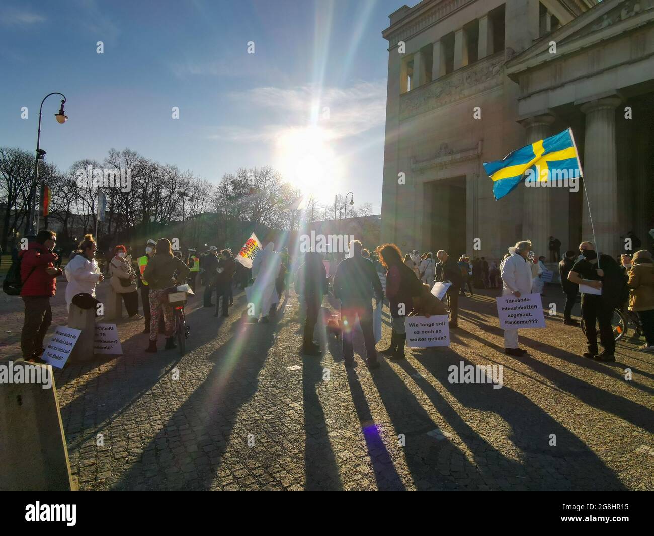 140 Menschen versammelten sich am 21.2.2021 in München, um gegen sämtliche Corona Maßnahmen zu demonstrieren. Offizielles motto der Demo war ein protestation gegen den Europäischen Stabilitätsmechacnismus. - 140 persone si sono unite a una manifestazione a Monaco, Germania, il 21 febbraio 2021, per protestare contro tutte le misure di accompagnamento. Il motto ufficiale era di protestare contro il meccanismo europeo di stabilità. (Foto di Alexander Pohl/Sipa USA) Foto Stock