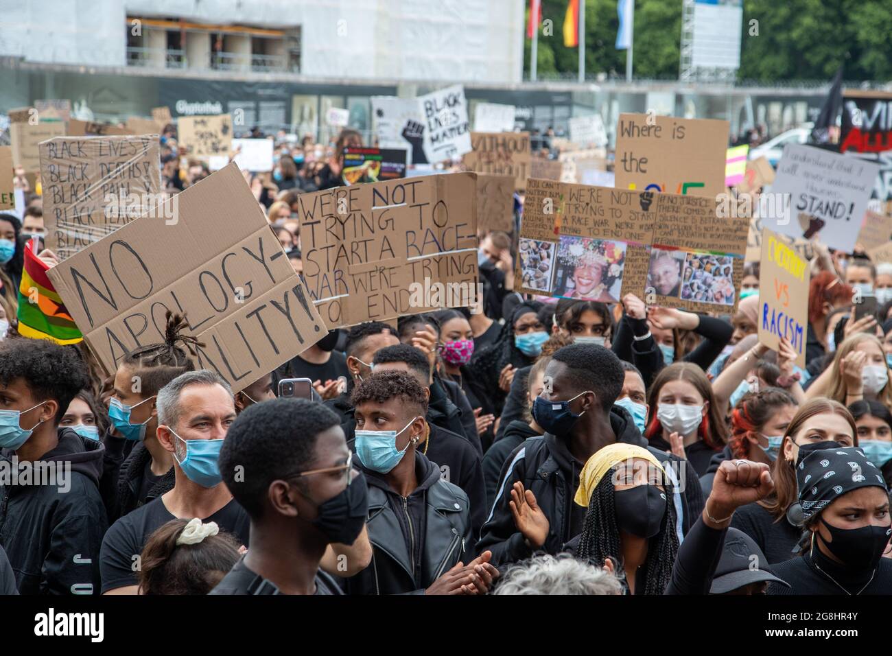 Zehntausende haben sich 6. Juni 2020 auf dem Königsplatz in München zur Großdemonstration versammelt, um gegen den alltäglichen Rassismus gegen POC und BPOC Menschen zu demonstrieren. Den BLM Protesten ist der rassistische Mord des Polizisten Derek Chauvin an dem Afroamerikaner George Floyd zuvor gegangen. (Foto di Alexander Pohl/Sipa USA) Credit: Sipa USA/Alamy Live News Foto Stock