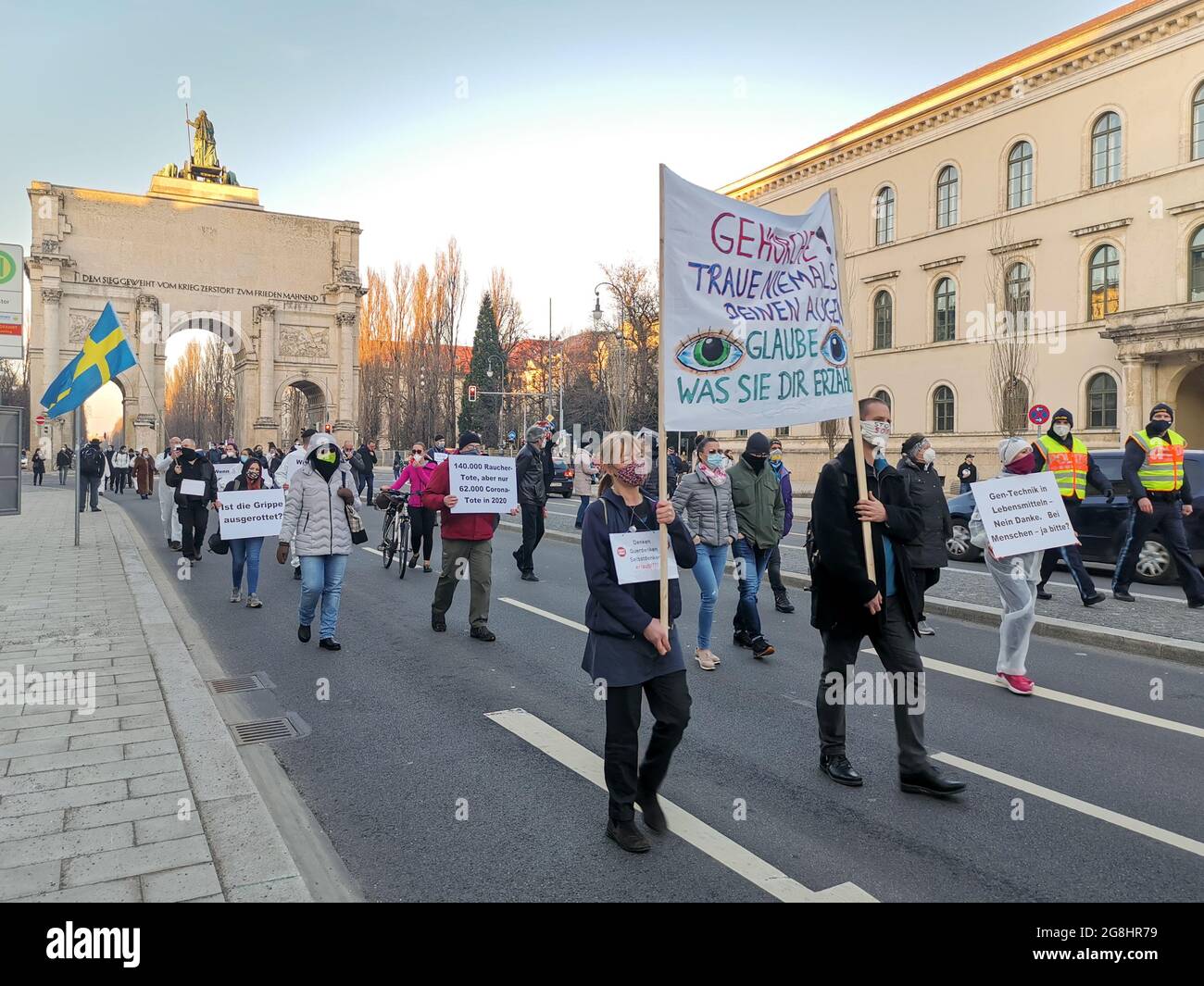 140 Menschen versammelten sich am 21.2.2021 in München, um gegen sämtliche Corona Maßnahmen zu demonstrieren. Offizielles motto der Demo war ein protestation gegen den Europäischen Stabilitätsmechacnismus. - 140 persone si sono unite a una manifestazione a Monaco, Germania, il 21 febbraio 2021, per protestare contro tutte le misure di accompagnamento. Il motto ufficiale era di protestare contro il meccanismo europeo di stabilità. (Foto di Alexander Pohl/Sipa USA) Credit: Sipa USA/Alamy Live News Foto Stock