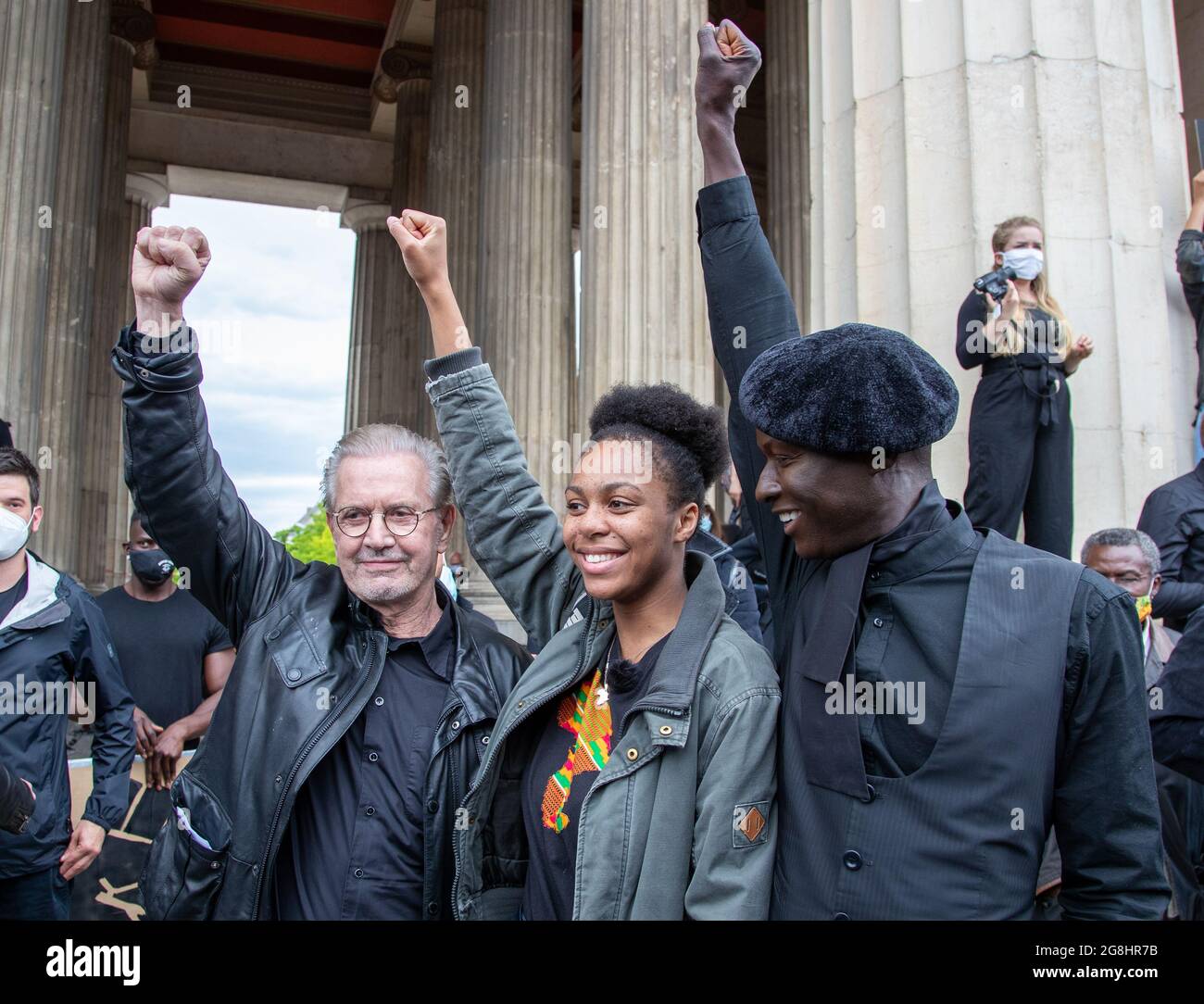 Jürgen Todenhöfer und Papis Loveday mit schwarzer Faust. Zehntausende haben sich 6. Juni 2020 auf dem Königsplatz in München zur Großdemonstration versammelt, um gegen den alltäglichen Rassismus gegen POC und BPOC Menschen zu demonstrieren. Den BLM Protesten ist der rassistische Mord des Polizisten Derek Chauvin an dem Afroamerikaner George Floyd zuvor gegangen. (Foto di Alexander Pohl/Sipa USA) Credit: Sipa USA/Alamy Live News Foto Stock