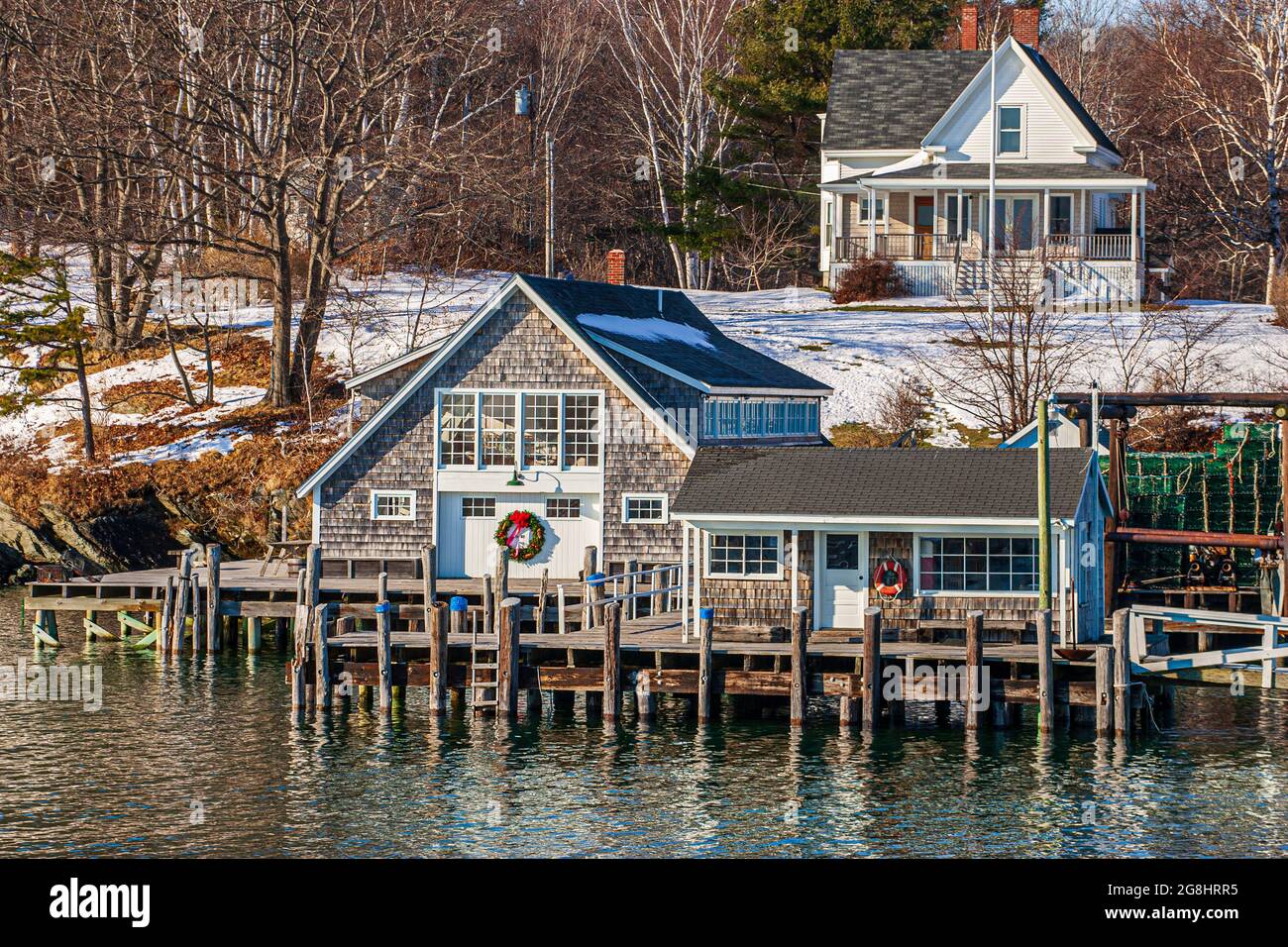 Un edificio al limitare dell'acqua sull'Isola di Litlle Diamond a casco Bay, Maine Foto Stock