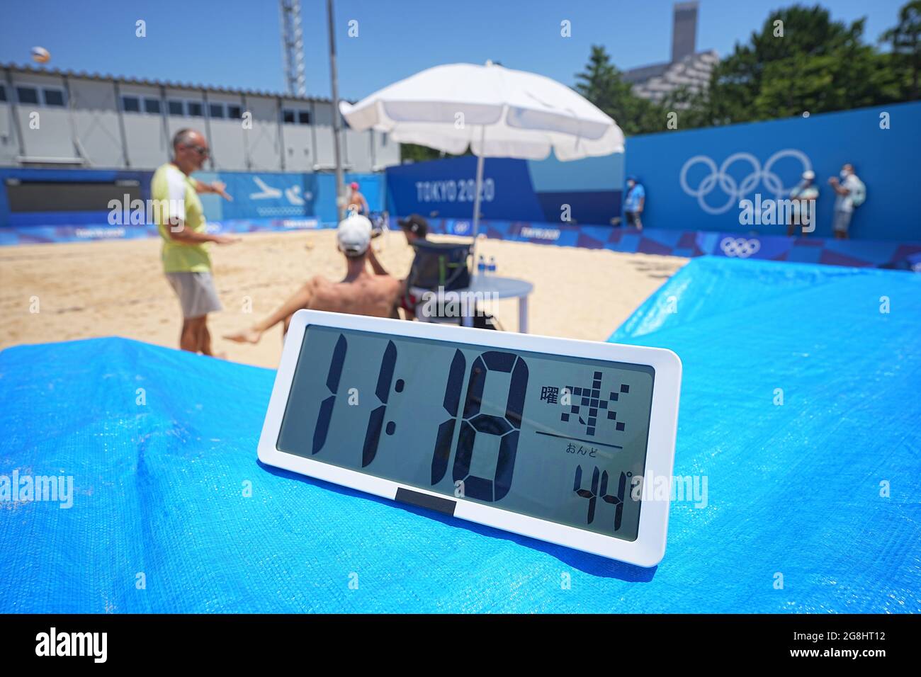 Tokio, Giappone. 21 luglio 2021. Pallavolo/Spiaggia: Olimpiadi, pratica, su un campo di pratica a Shiokaze Park. L'indicatore di temperatura mostra una temperatura di 44 gradi a 11:18. Le Olimpiadi di Tokyo 2020 si terranno dal 07/23/2021 al 08/08/2021. Credit: Michael Kappeler/dpa/Alamy Live News Foto Stock