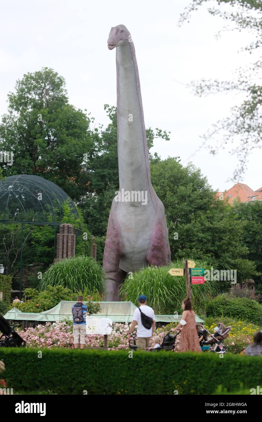 Lipsia, Germania. 20 luglio 2021. Un modello dell'Argentinosauro è esposto allo zoo di Lipsia. L'immagine a grandezza naturale fa parte della mostra "la gigantesca avventura dei dinosauri", che viene mostrata qui. Don Lessem, paleontologo e autore, è stato curatore della mostra e ha lavorato anche come consulente per il film Jurassic Park. Credit: Sebastian Willnow/dpa-Zentralbild/dpa/Alamy Live News Foto Stock