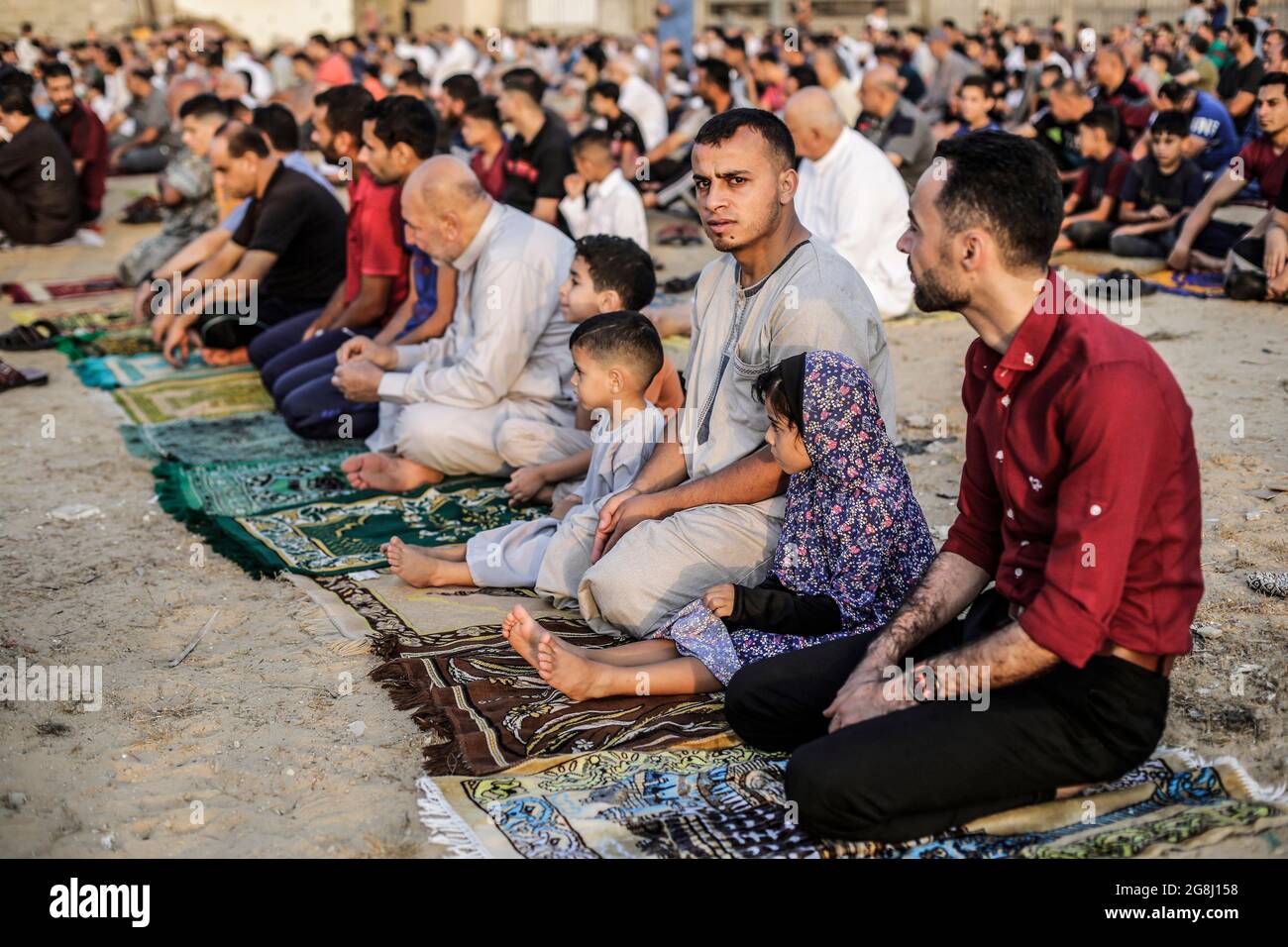 Gaza, Palestina. 20 luglio 2021. I musulmani palestinesi fanno preghiere in una piazza, il primo giorno di Eid al-Adha celebrato dai musulmani di tutto il mondo e la fine del pellegrinaggio annuale alla città Santa Saudita in Mecca, in memoria della volontà di Abramo di sacrificare il figlio Dio. Credit: SOPA Images Limited/Alamy Live News Foto Stock