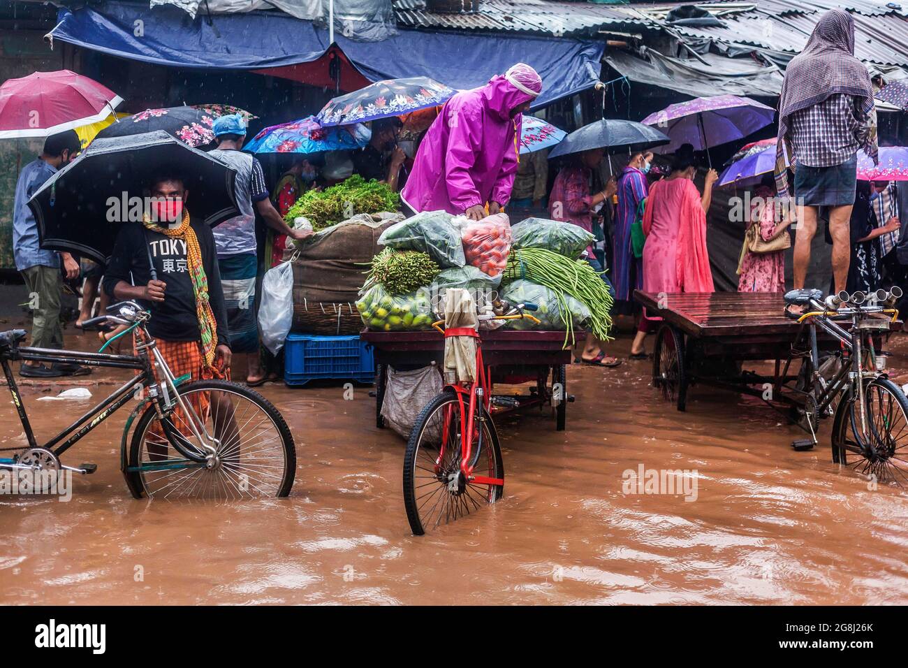 CHITTAGONG - LUGLIO 10 : i cittadini di Chittagong sono visti camminare sulle strade allagate durante la stagione delle piogge, la gente soffre di questo problema. Diventa più difficile per loro di viaggiare da un luogo all'altro, UNA pioggia da moderata a pesante è sufficiente per infondere le strade principali della città. Il problema riguarda la zona economica. Chittagong, 10 luglio 2021. Credit: Sanchayan Chowdhury/Eyepix Group/The Photo Access Foto Stock
