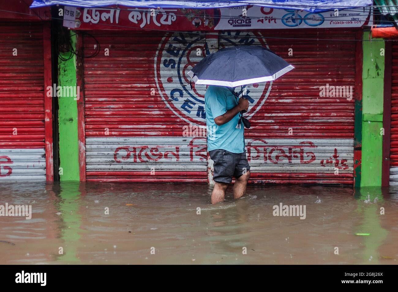 CHITTAGONG - LUGLIO 10 : i cittadini di Chittagong sono visti camminare sulle strade allagate durante la stagione delle piogge, la gente soffre di questo problema. Diventa più difficile per loro di viaggiare da un luogo all'altro, UNA pioggia da moderata a pesante è sufficiente per infondere le strade principali della città. Il problema riguarda la zona economica. Chittagong, 10 luglio 2021. Credit: Sanchayan Chowdhury/Eyepix Group/The Photo Access Foto Stock
