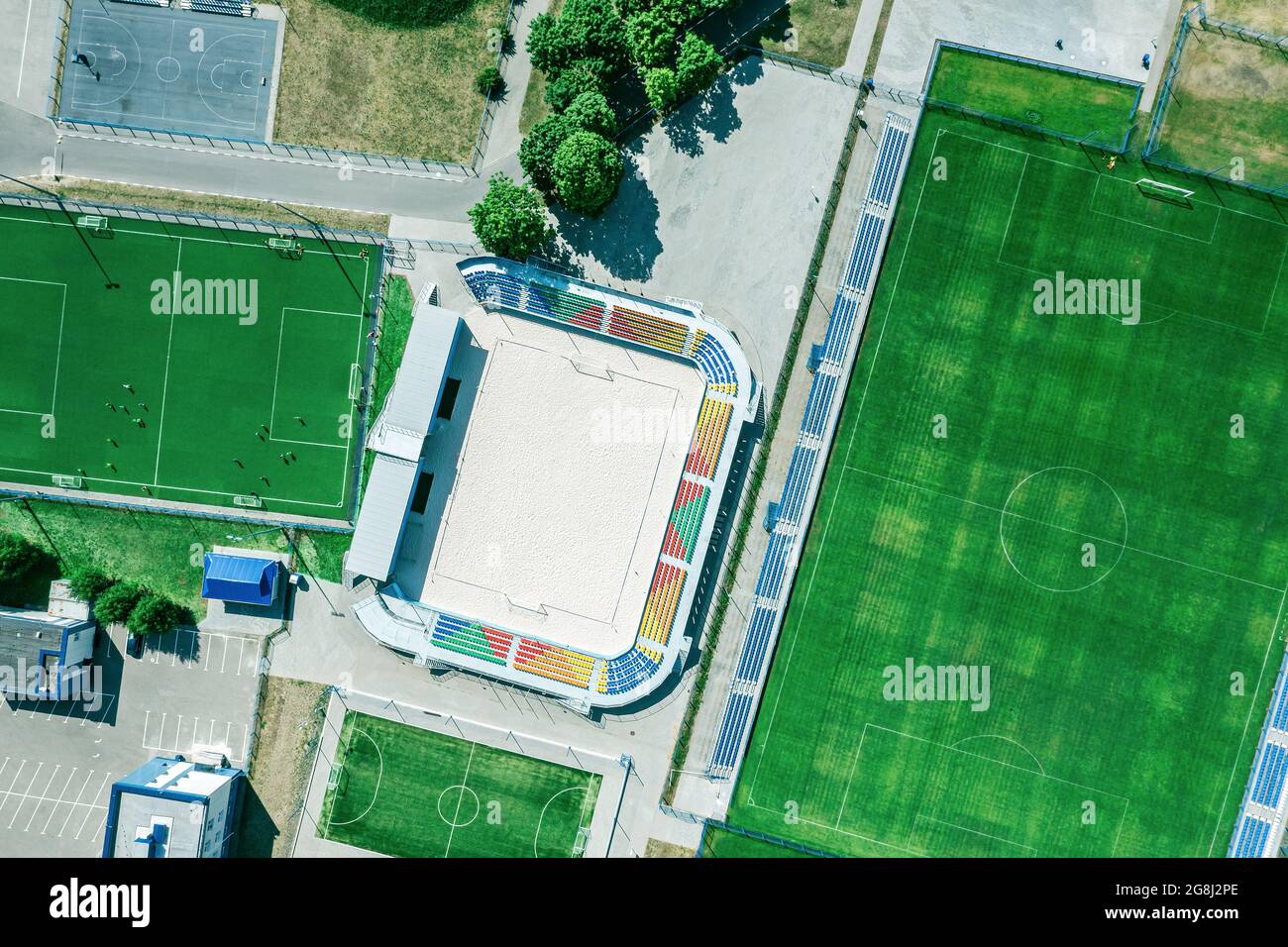 struttura sportiva che comprende diversi campi da calcio per la partita e l'allenamento. vista dall'alto dal drone volante Foto Stock