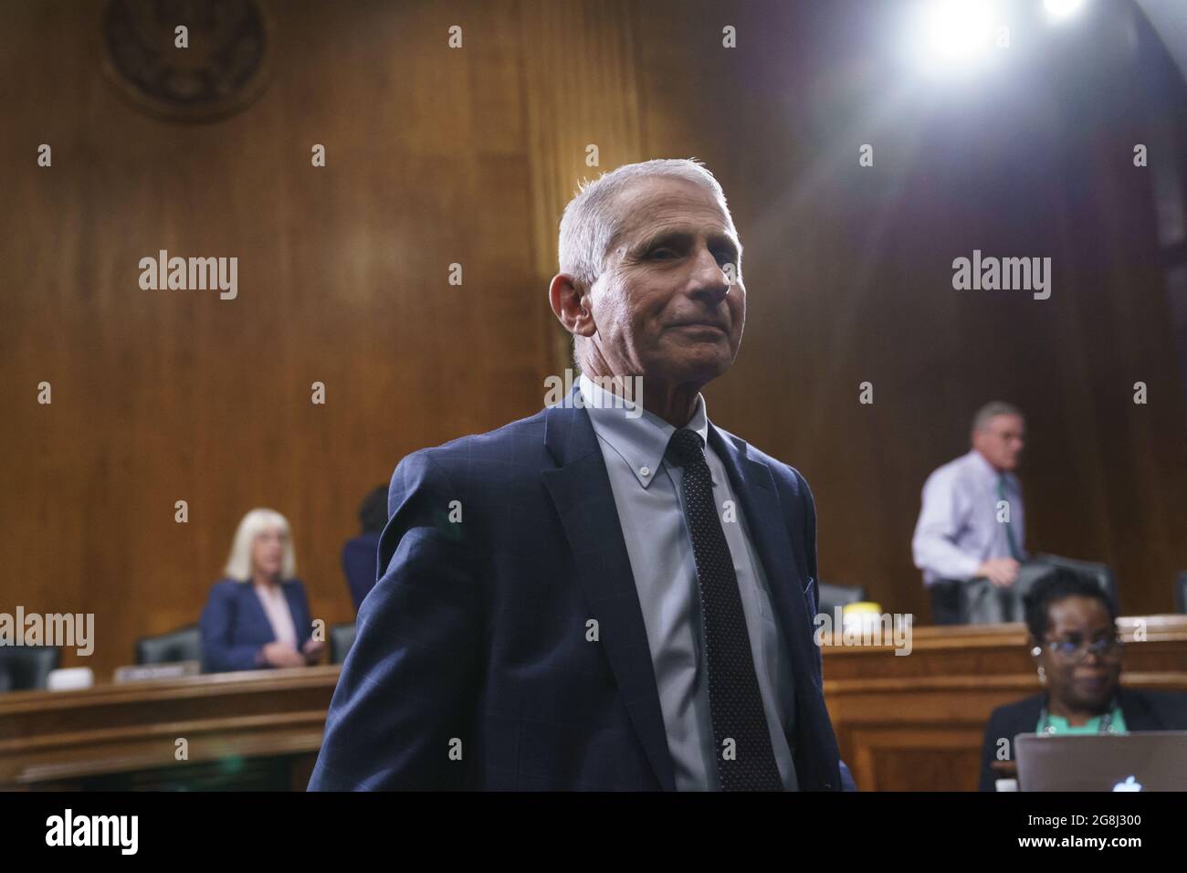L'esperto di malattie infettive superiore Dott. Anthony Fauci conclude la sua testimonianza davanti al Comitato di Salute, Educazione, lavoro e Pensioni del Senato circa lo status di COVID-19, su Capitol Hill a Washington, DC, USA, Martedì, Luglio 20, 2021. I casi di COVID-19 sono triplicati nelle ultime tre settimane, e le ospedalizzazioni e i decessi sono in aumento tra le persone non vaccinate. Foto di J. Scott Applewhite/Pool/ABACAPRESS.COM Foto Stock
