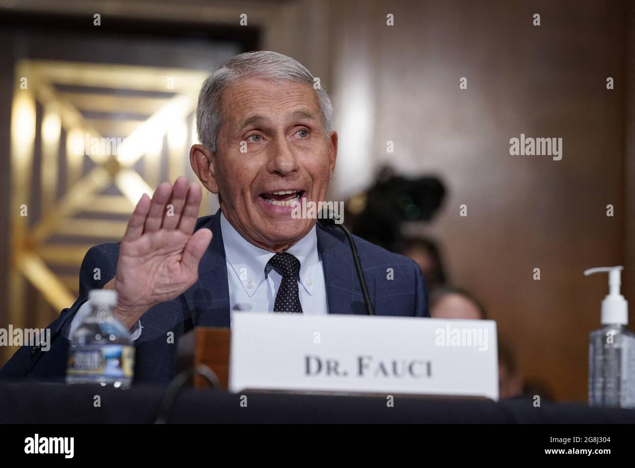 L'esperto di malattie infettive superiore Dott. Anthony Fauci risponde alle accuse del Sen. Rand Paul, R-Ky., come testimonia davanti al Comitato di Salute, Educazione, lavoro e pensioni del Senato, su Capitol Hill a Washington, DC, USA, Martedì, Luglio 20, 2021. I casi di COVID-19 sono triplicati nelle ultime tre settimane, e le ospedalizzazioni e i decessi sono in aumento tra le persone non vaccinate. Foto di J. Scott Applewhite/Pool/ABACAPRESS.COM Foto Stock