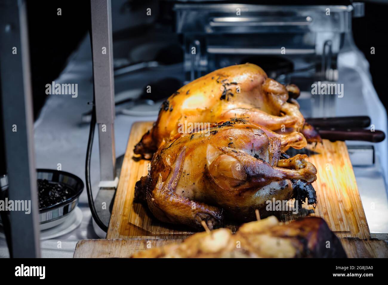 pronto a servire pollo arrosto in cena di festa Foto Stock