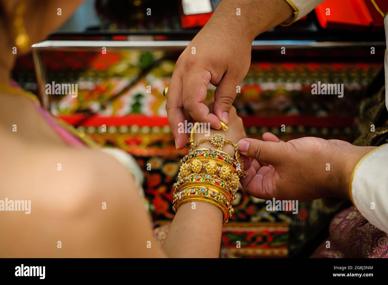gli anelli di nozze insieme nelle mani Foto Stock