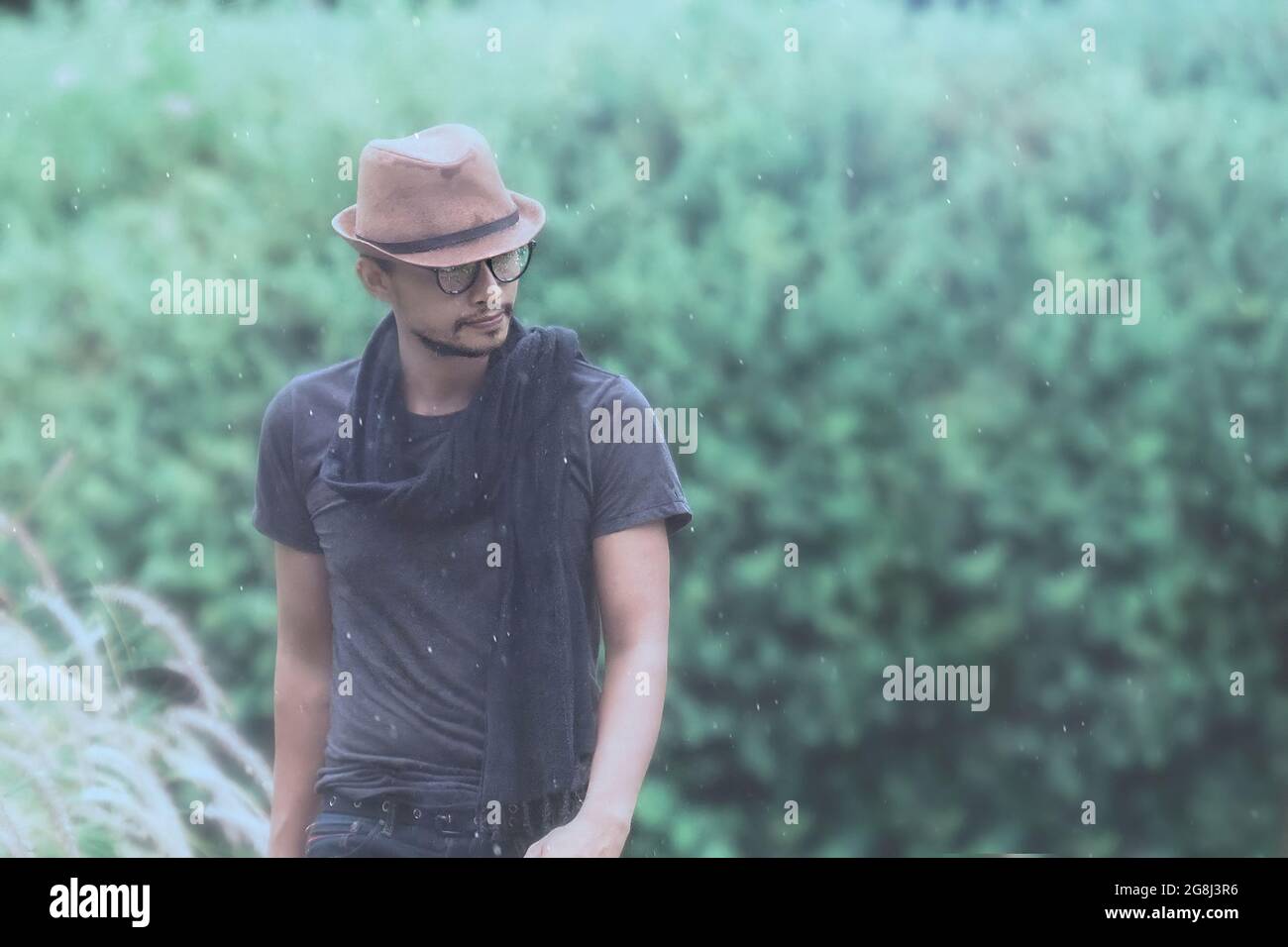 Uomo che cammina sotto la pioggia immagini e fotografie stock ad alta  risoluzione - Alamy