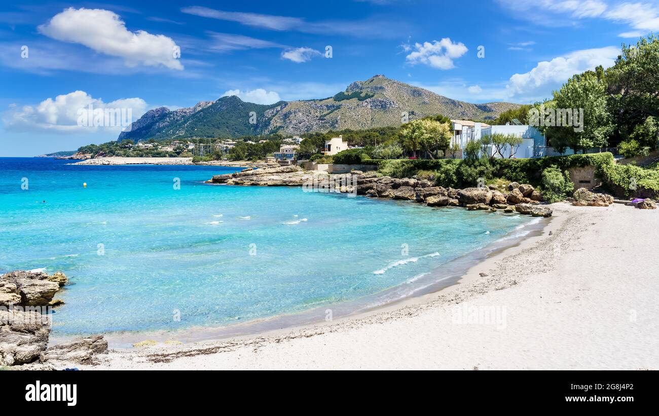 Paesaggio con la spiaggia di Sant Pere di Alcudia, Maiorca isola, Spagna Foto Stock