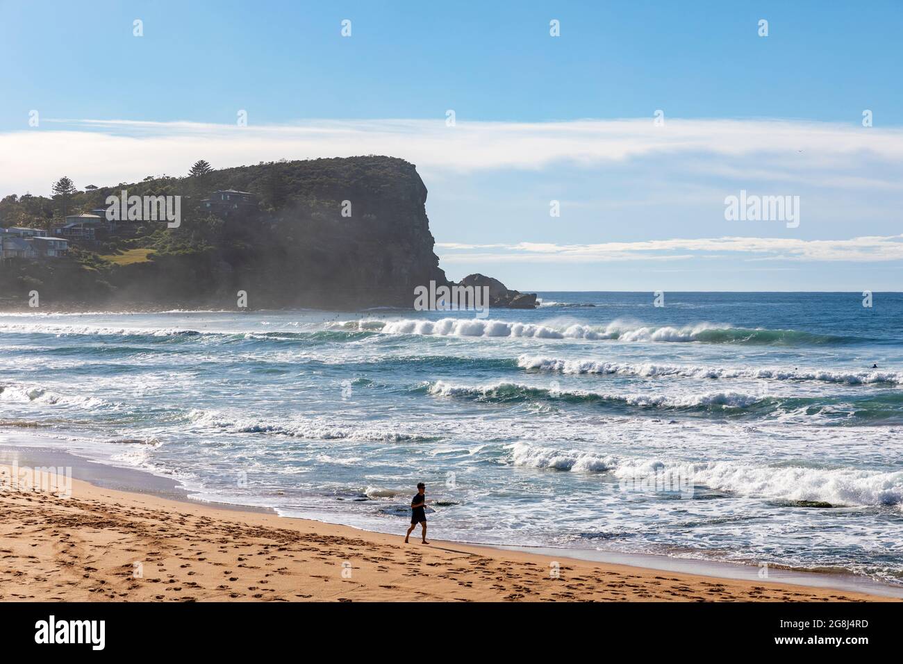 L'uomo australiano si esercita da solo facendo jogging lungo Avalon Beach in un cielo blu giorno d'inverno, Sydney, Australia Foto Stock
