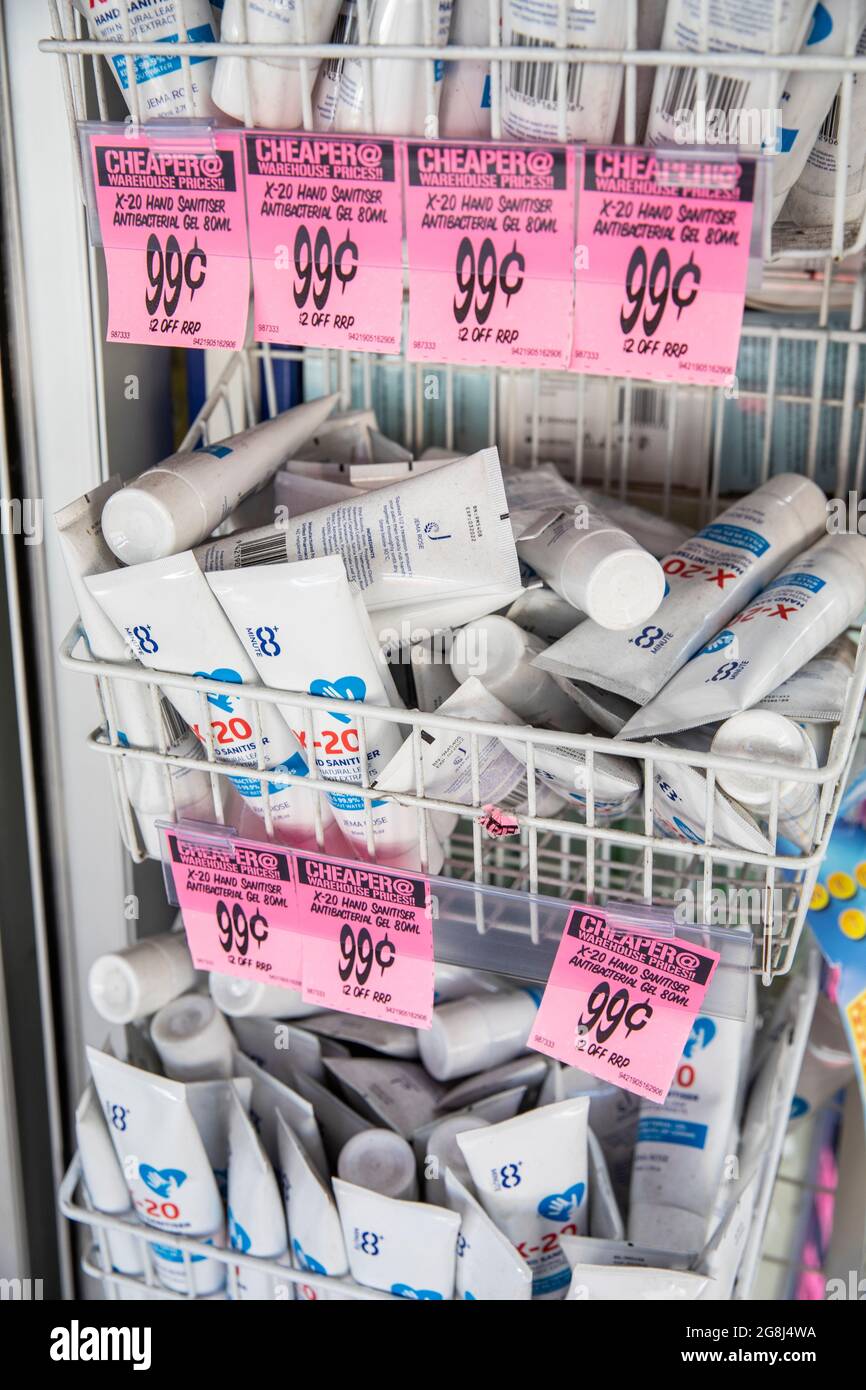 Igienizzatore per mani per la protezione contro la trasmissione di covid 19 in vendita in una farmacia di Sydney Foto Stock