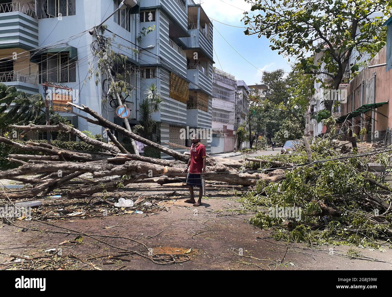 Un devastante ciclone ha scosso tutta la città. La città della gioia è