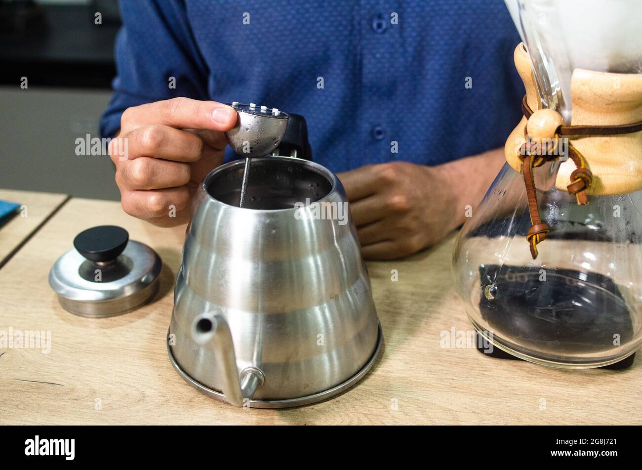 Preparazione del caffè con chemex in vetro nella caffetteria. La macchina da caffè Chemex è un dispositivo per preparare il caffè come bevanda calda di origine tedesca. Foto Stock