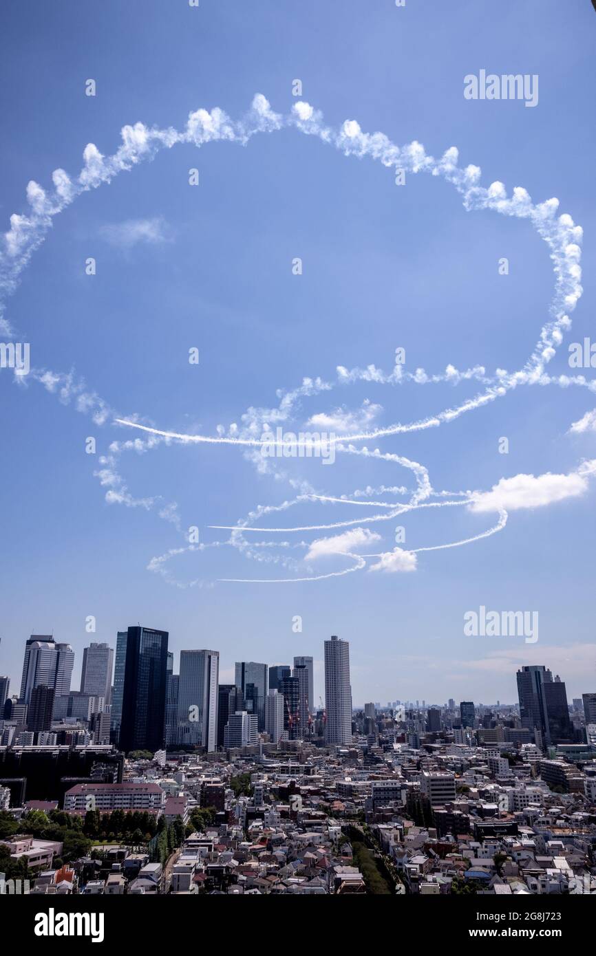 Tokyo, Giappone. 21 luglio 2021. Giappone Air Force Blue Impulse volo sul centro di Tokyo per la preparazione delle prestazioni olimpiche. Credit: SOPA Images Limited/Alamy Live News Foto Stock