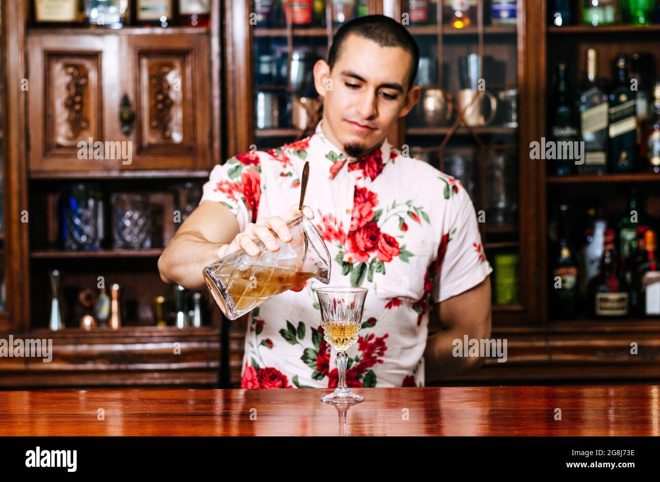 il barman professionista prepara cocktail e rappresenta la vita notturna e il concetto di evento per feste. Foto Stock