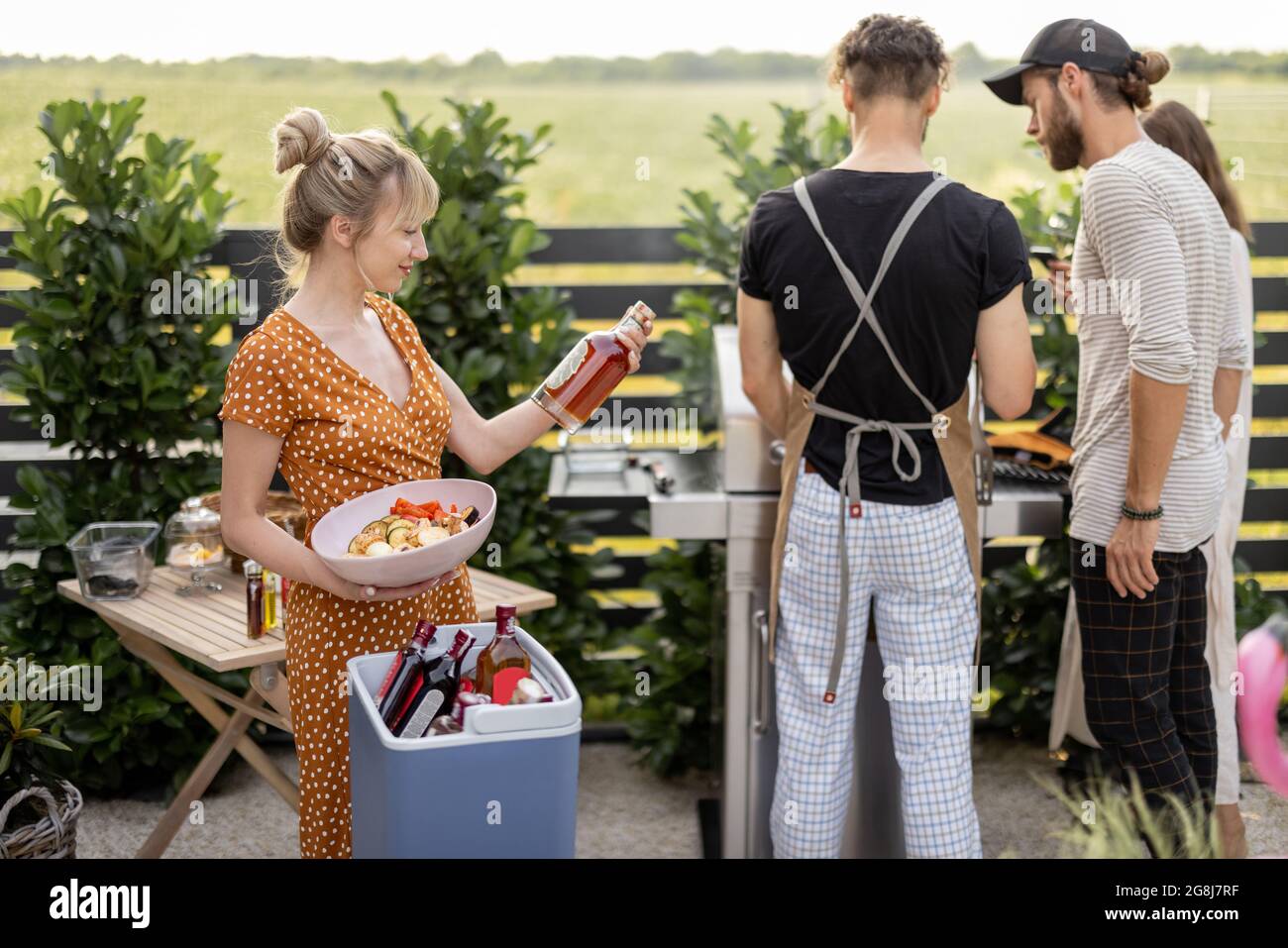 Amici con cibo e alcol in cortile su un picnic Foto Stock