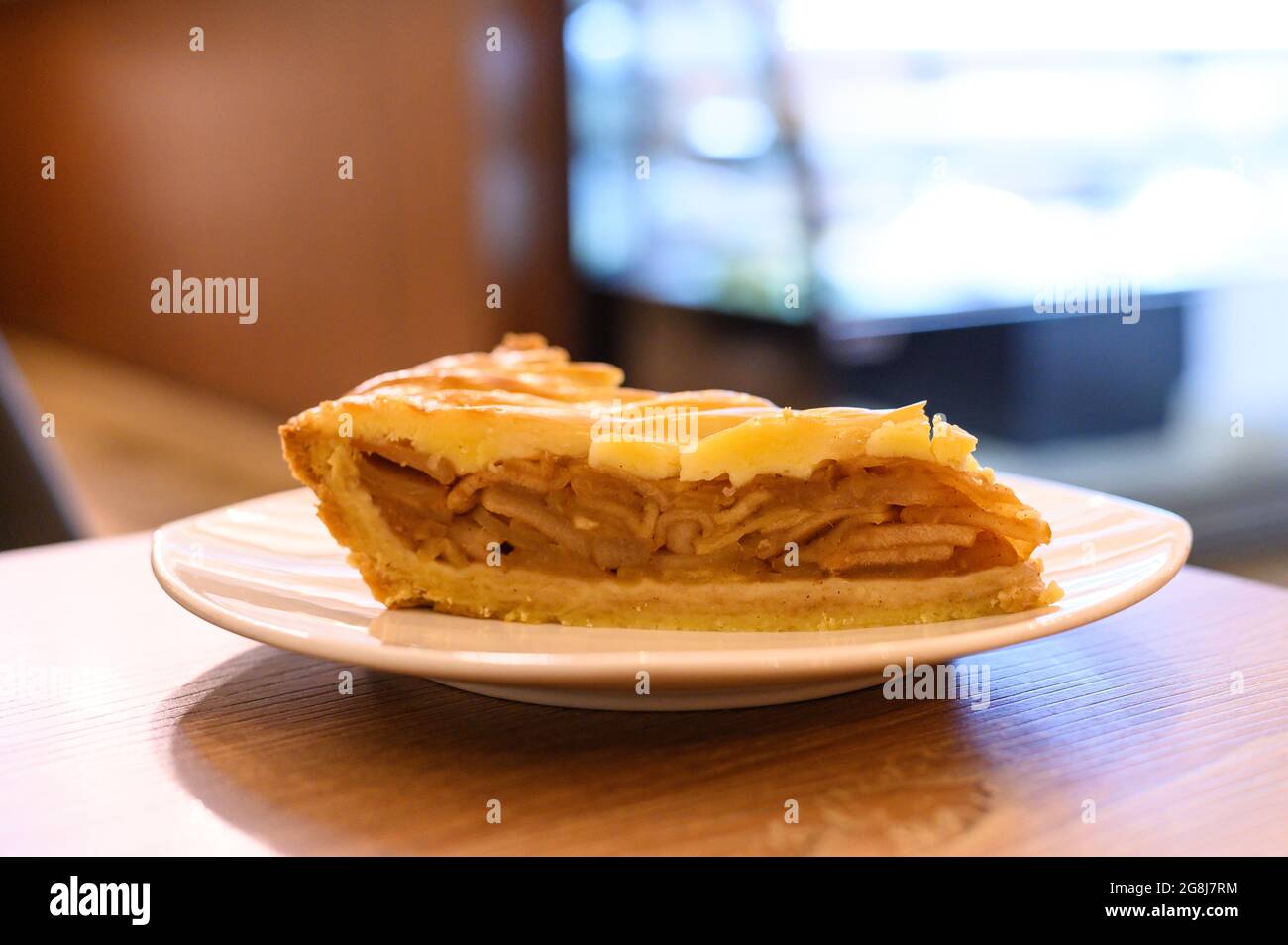 Closeup di una fetta di torta di mele alla cannella su un piatto. Foto Stock
