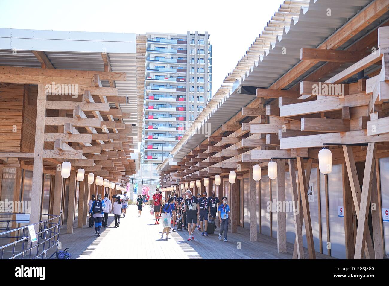 Tokio, Giappone. 21 luglio 2021. Gli atleti camminano attraverso il Villaggio Olimpico. Il Villaggio Olimpico è un complesso residenziale che ospiterà i partecipanti ai Giochi Olimpici del 2020. Le Olimpiadi di Tokyo 2020 si terranno dal 23.07.2021 al 08.08.2021. Credit: Michael Kappeler/dpa/Alamy Live News Foto Stock