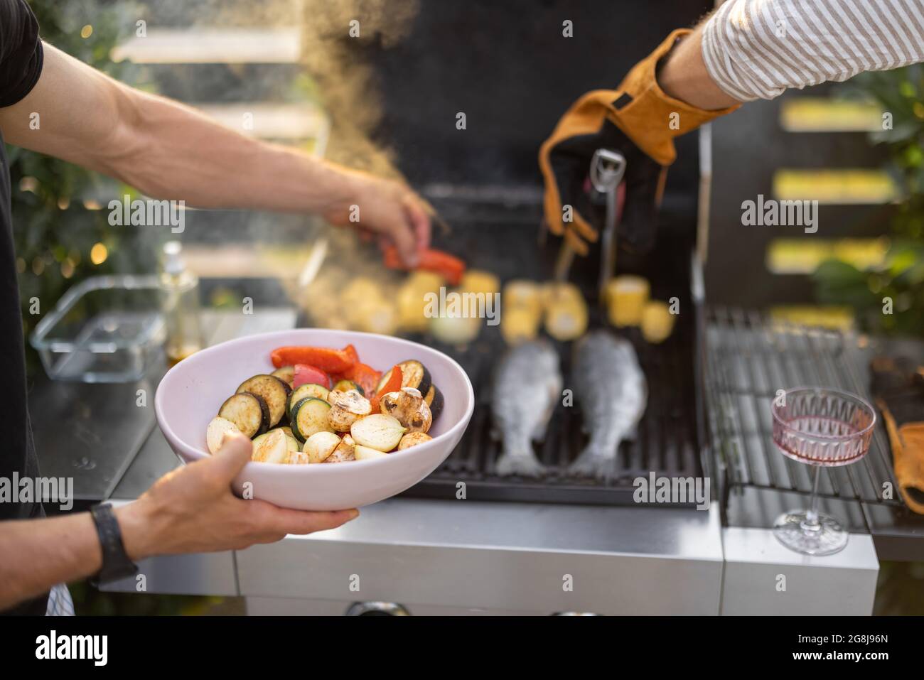 Grigliare pesce e mais su una griglia Foto Stock