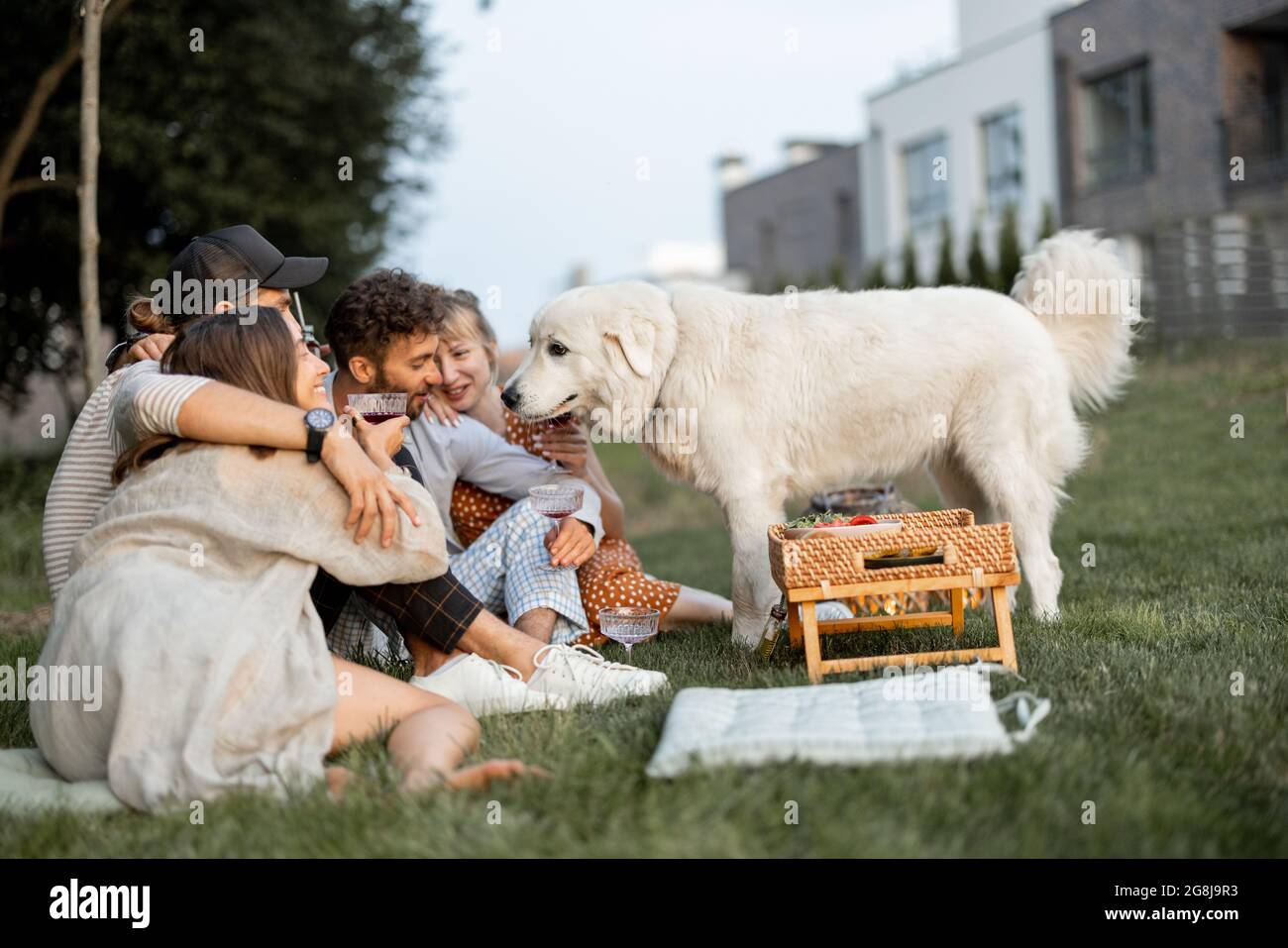 Amici con un cane al picnic Foto Stock