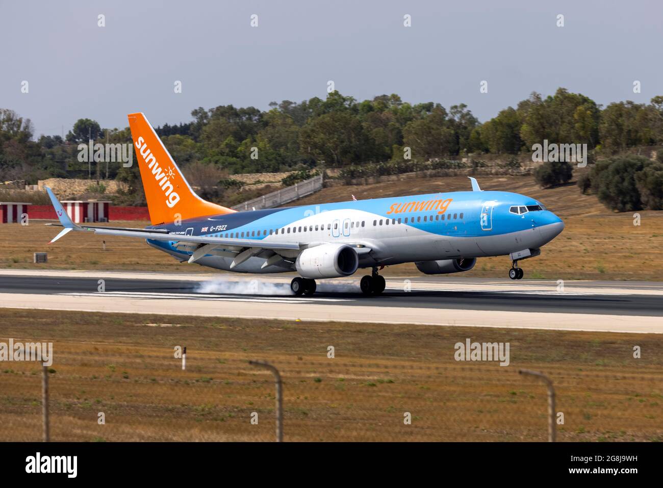 Sunwing Airlines (Thomson Airways) Boeing 737-8K5 (REG: G-FDZZ) che tocca la pista 31. Foto Stock