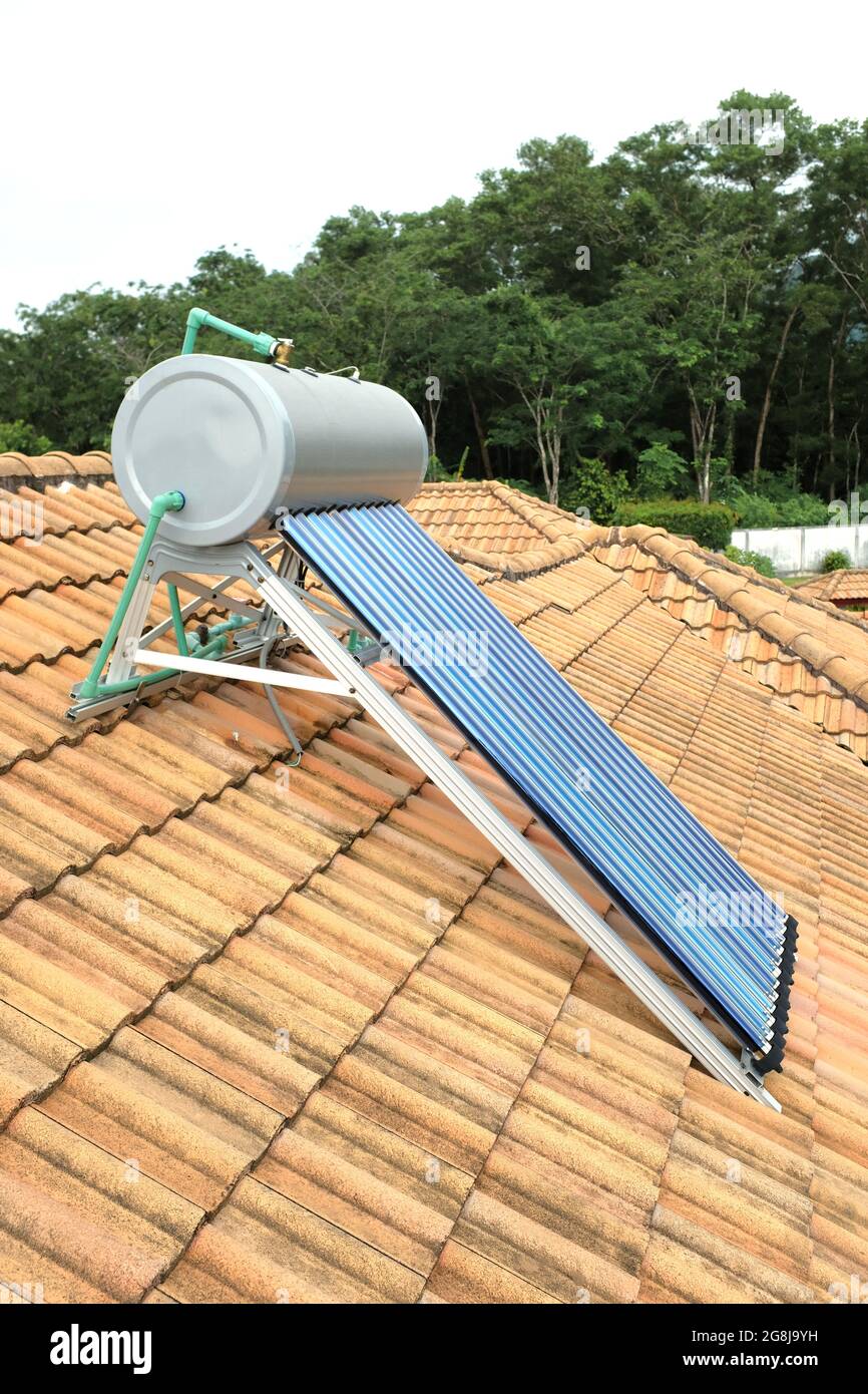 Sistema di riscaldamento ecologico ad acqua calda su una casa a Phuket, Thailandia Foto Stock