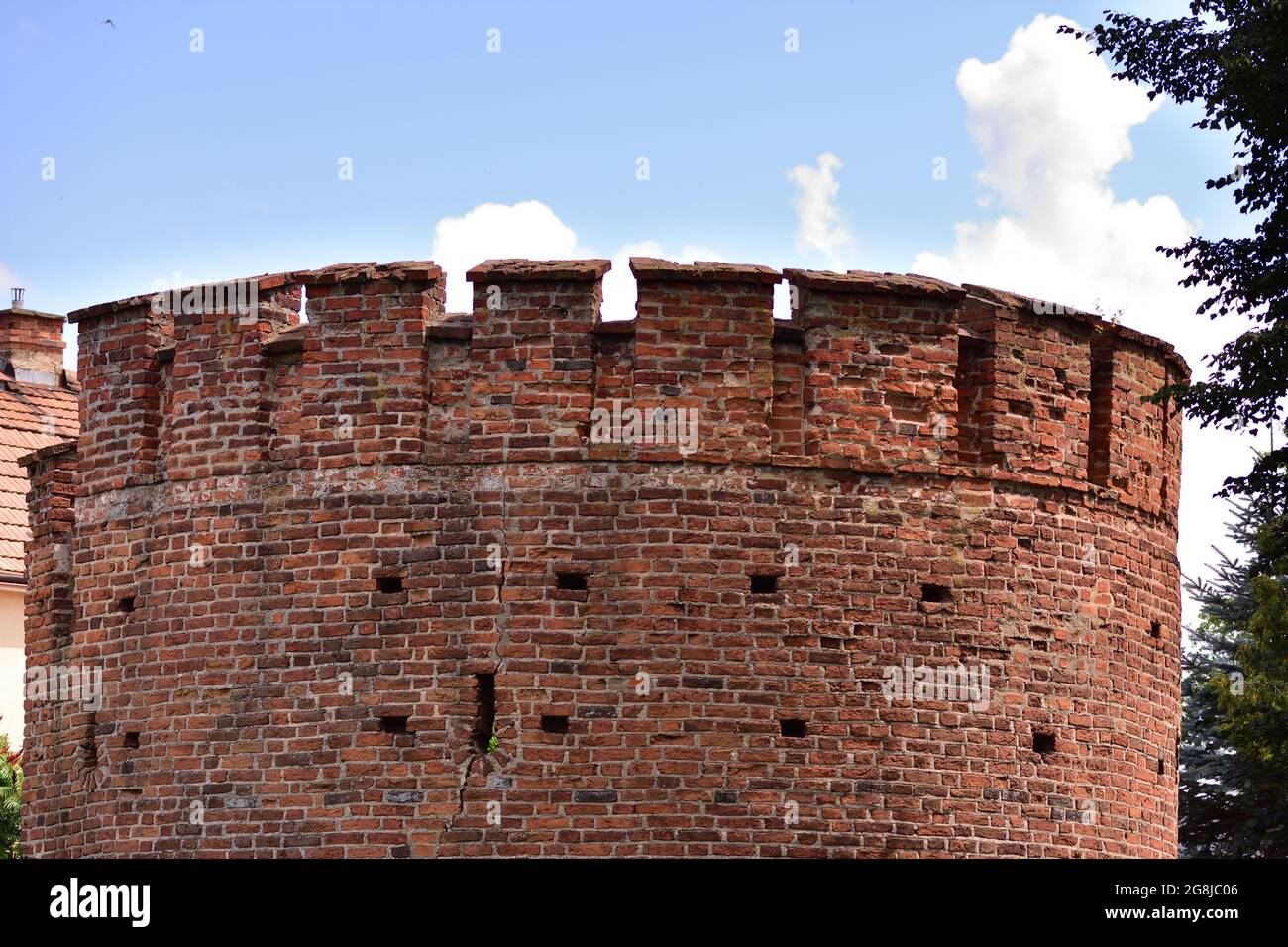 Torre medievale difensiva contro il cielo e le nuvole. Estate. Foto Stock