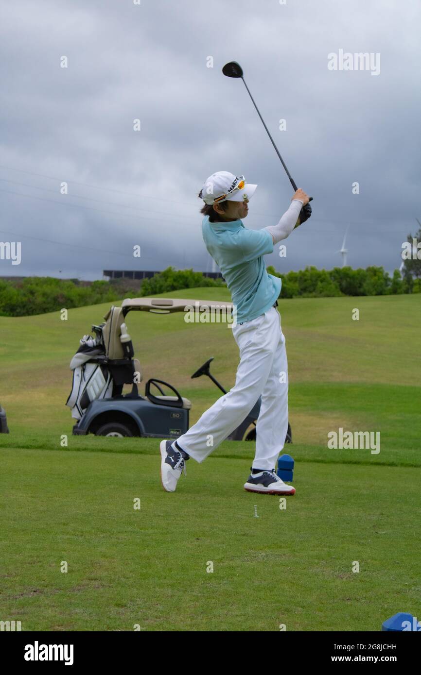 Cattura di un giocatore di golf nella loro oscillazione Foto Stock