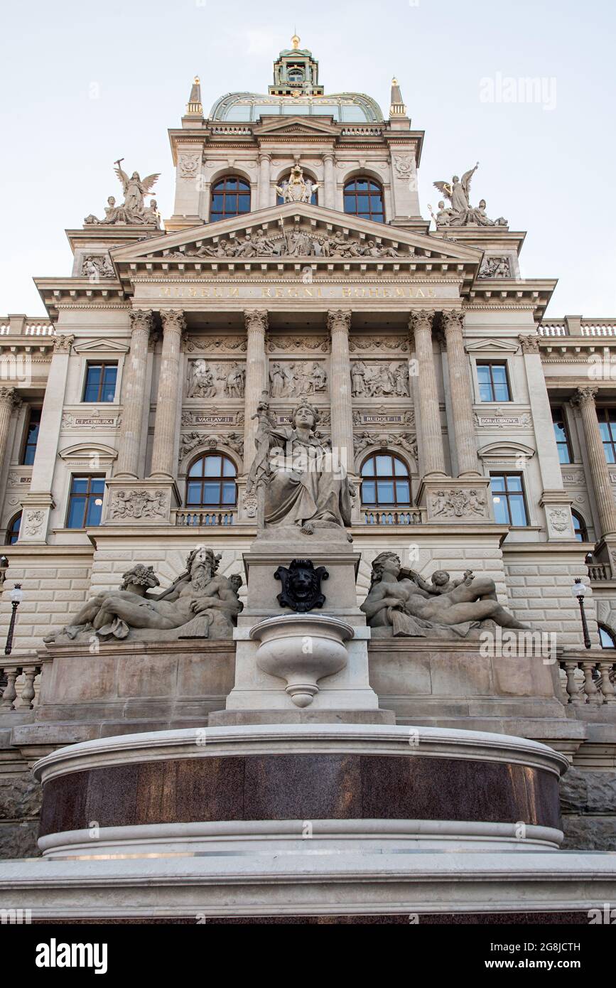 Edificio storico di Narodni muzeum vicino a piazza Vaclavske namesti nella città di Praha nella repubblica Ceca Foto Stock