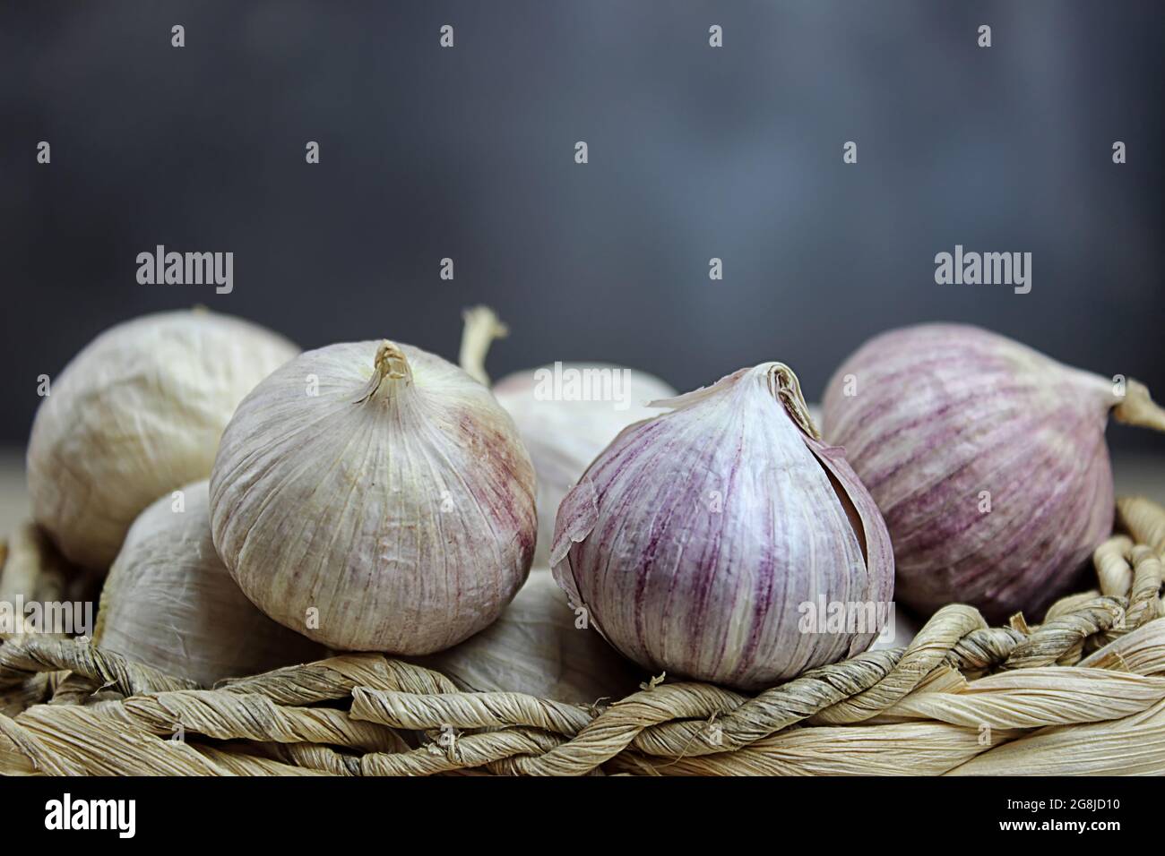 Primo piano d'aglio, bulbo d'aglio, spicchi d'aglio su terreno di legno Foto Stock