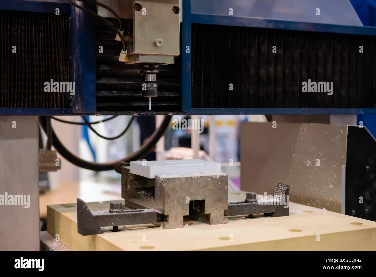 Fresatrice per tornitura taglio di pezzi di pietra artificiale acrilica in fabbrica Foto Stock