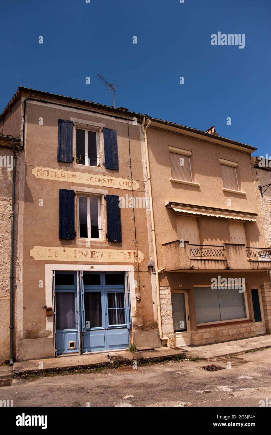 Vecchia graineterie / materiaux de construction buliding on Rue d'Auriac, Lauzerte, Tarn-et-Garrone regione, Francia Foto Stock