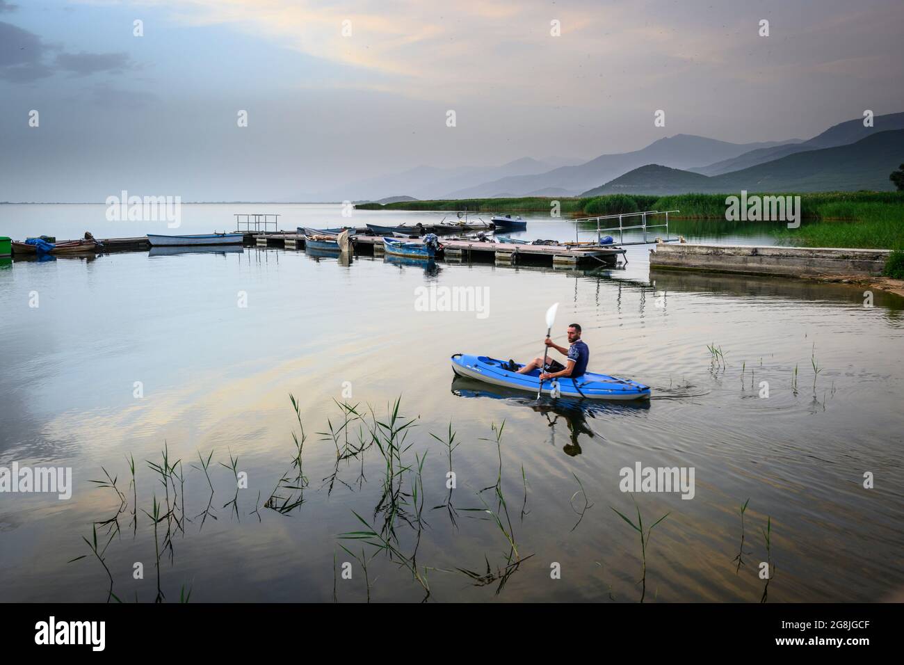 Un canoista sul lago Mikri Prespa al villaggio di Mikrolimni in Macedonia, Grecia del Nord. Foto Stock