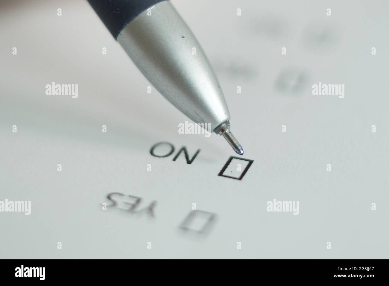 Un foglio bianco del questionario, la risposta 'no' è messa con una penna. Immagine sfocata. Foto Stock