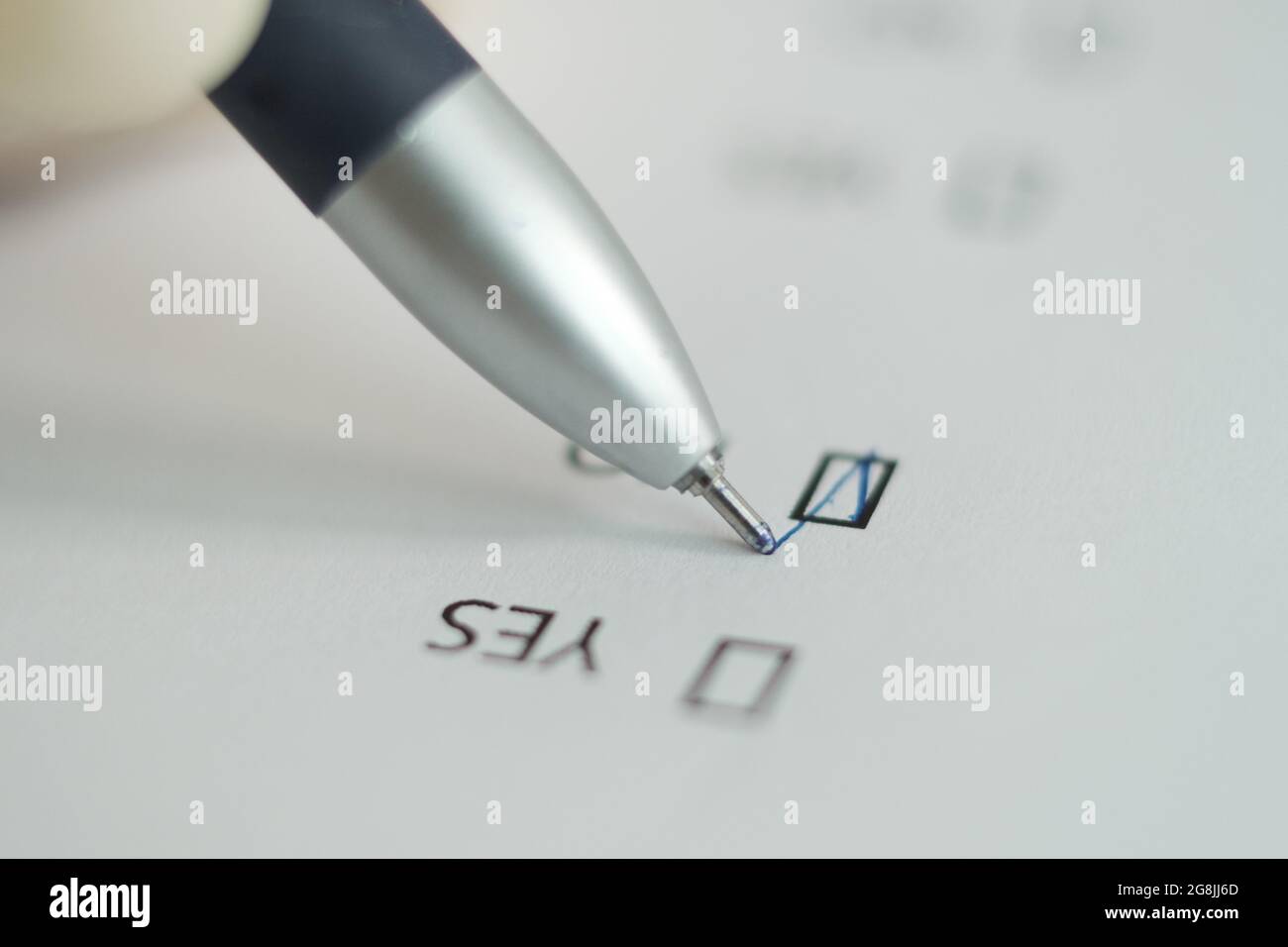 Un foglio bianco del questionario, la risposta 'no' è messa con una penna. Immagine sfocata. Foto Stock