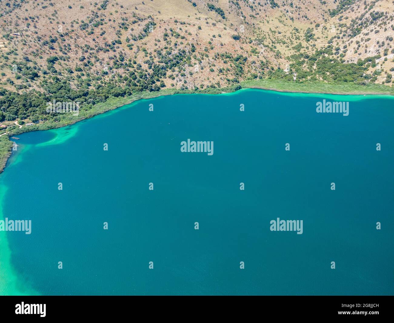 Vista aerea dall'alto dal drone del lago Kournas sull'isola di Creta. Grecia. Foto Stock